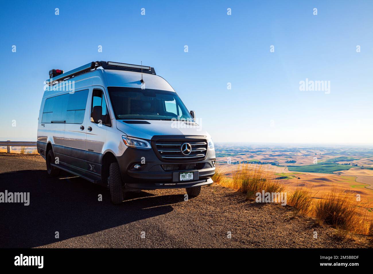Airstream Interstate 24X 4WD Wohnmobil; landwirtschaftliche Region Palouse; Washington; USA Stockfoto