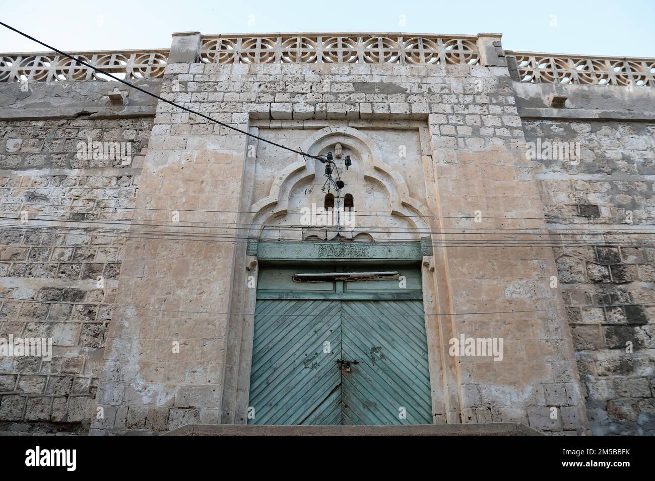 Tor zur Moschee in der historischen Altstadt von Massawa in Eritrea Stockfoto
