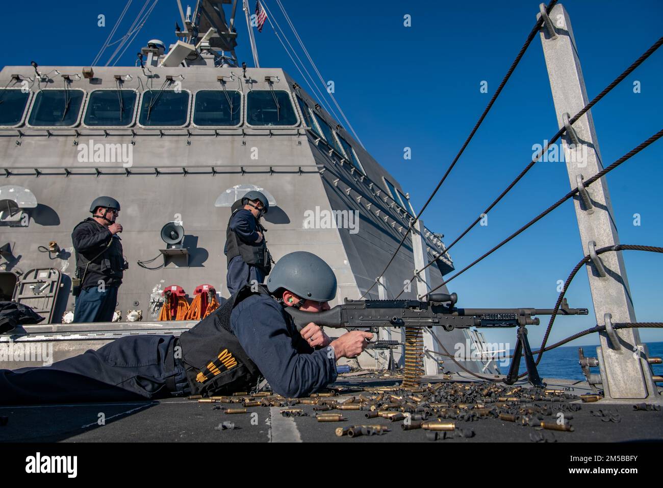 PAZIFIK (18. Februar 2022) – Chief Gunner's Mate Robert Landeros feuert während einer Feuerübung mit M240B kg Feuerwaffen an Bord des Küstenschiffes USS Montgomery (LCS 8) der Independence-Variante während laufender Routineeinsätze im Ostpazifik ab. LCS ist eine schnelle, agile, missionsorientierte Plattform, die für den Einsatz in küstennahen Umgebungen entwickelt wurde und sich gegen Bedrohungen aus dem 21. Jahrhundert an der Küste wappnet. LCS kann die Präsenz nach vorn, die Gefahrenabwehr im Seeverkehr, die Kontrolle des Seeverkehrs und die Abschreckung unterstützen. Stockfoto