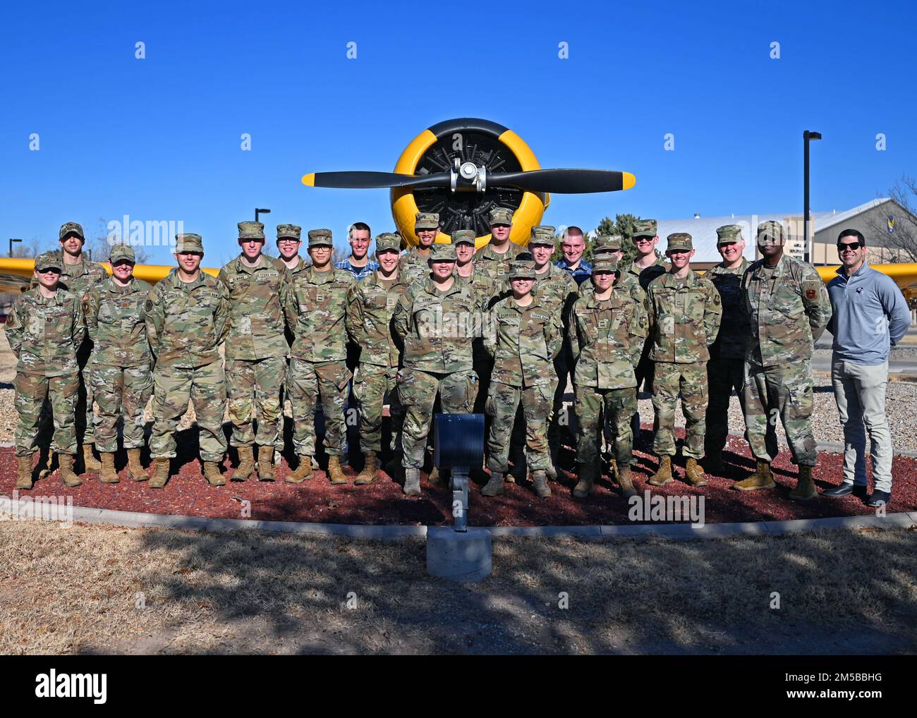 USA Air Force Oberst James Finlayson, 17. Training Wing Vice Commander, posiert mit Kadetten und Kadren von der Texas A&M University vor dem T-6 Texan am Goodfellow Air Force Base, Texas, 18. Februar 2022. Die Kadetten erhielten eine Führung durch Goodfellow und stellten einige Karrierefelder der Air Force vor. Stockfoto