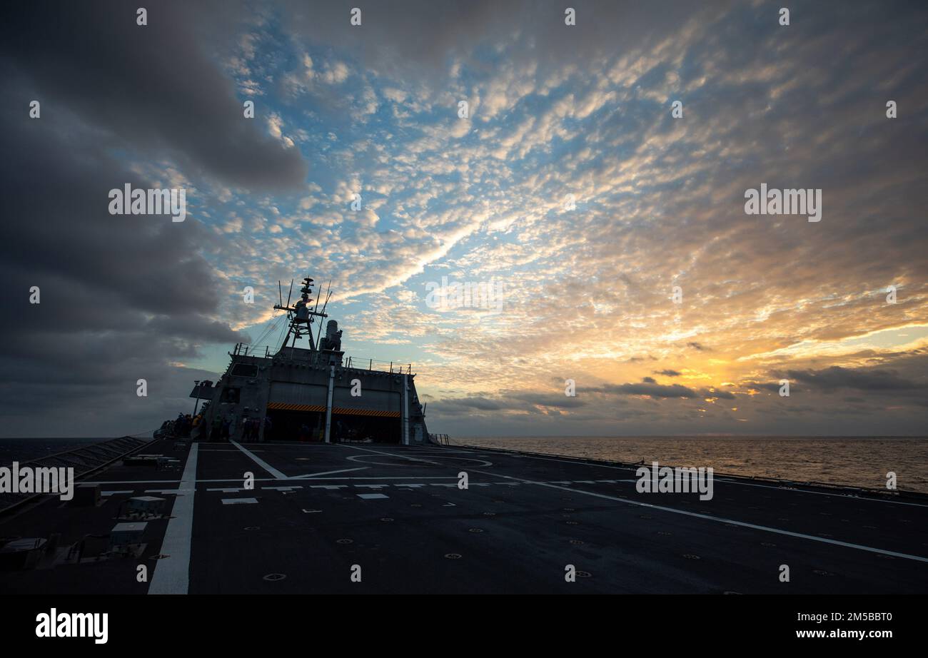220219-N-LI768-1010 SÜDCHINESISCHES MEER (19. Februar 2022) – das Küstenschiff USS Tulsa (LCS 16) der Independence-Variante fährt in Position für eine Wiederauffüllung auf See. Tulsa, Teil der Destroyer Squadron (DESRON) 7, befindet sich in einem Rotationseinsatz und ist im US-amerikanischen 7.-Flottengebiet tätig, um die Interoperabilität mit Partnern zu verbessern und als einsatzbereite Einsatztruppe zur Unterstützung einer freien und offenen Region Indo-Pazifik zu dienen. Stockfoto