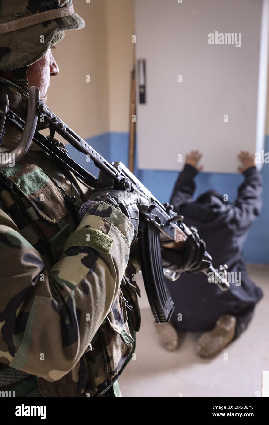 Maldovianische Soldaten führen eine Suche nach gegnerischen Truppen in Hohenfels Trainingsgelände, Deutschland, 19. Februar 2022 durch. Die KFOR 30 ist eine multinationale Schulungsveranstaltung zur Vorbereitung von Einheiten auf ihren Einsatz im Kosovo-Regionalkommando Ost. Stockfoto