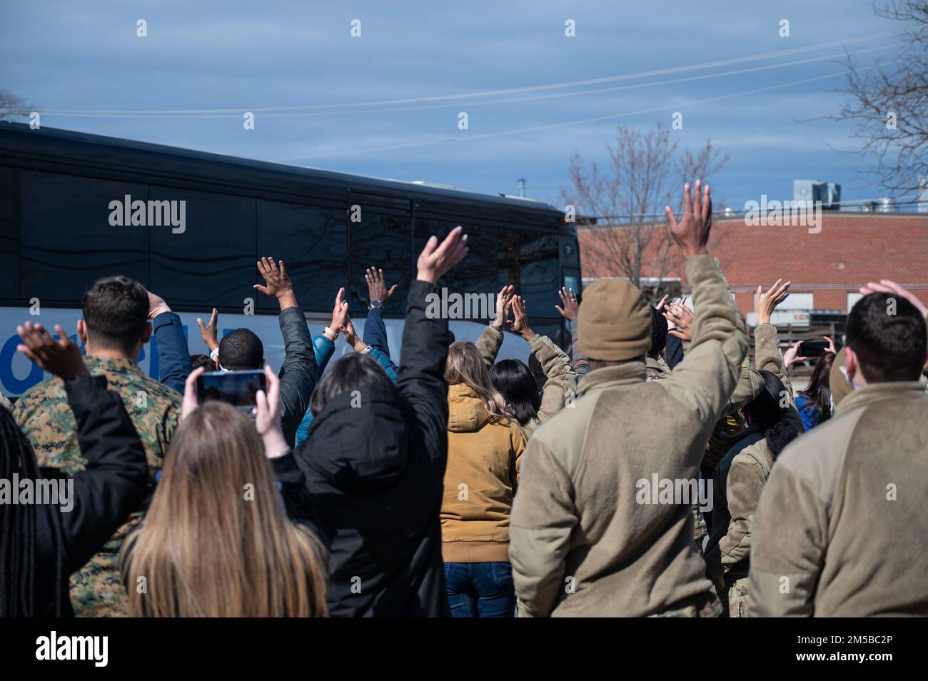 Mitglieder der Task Force Liberty verabschieden sich von den afghanischen Gästen im letzten Bus, der vom Liberty Village in Joint Base McGuire-Dix-Lakehurst, New Jersey, abfährt, 19. Februar 2022. Das Verteidigungsministerium, durch die USA Das Northern Command und zur Unterstützung des Department of Homeland Security bietet so schnell wie möglich Transport, temporäre Unterbringung, medizinische Untersuchungen und allgemeine Unterstützung für mindestens 11.000 afghanische Evakuierte in Liberty Village in permanenten oder temporären Strukturen. Im Rahmen dieser Initiative wird afghanischem Personal an sicheren Orten außerhalb Afghanistans wesentliche Unterstützung gewährt. Stockfoto