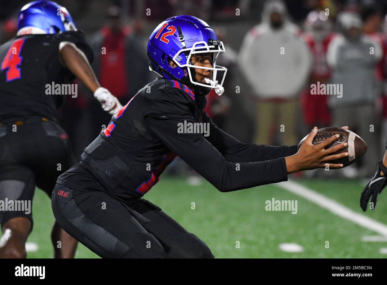 Santa Ana, Usa. 18. November 2022. Los Alamitos Griffins Quarterback Jaden O'Neal (12) während eines Highschool-Fußballspiels am Freitag, den 18. November 2022 in Santa Ana, Kalifornien Die Monarchen von Hook dei besiegten Los Alamitos 52-0. (Dylan Stewart/Image of Sport) Foto über Kredit: Newscom/Alamy Live News Stockfoto