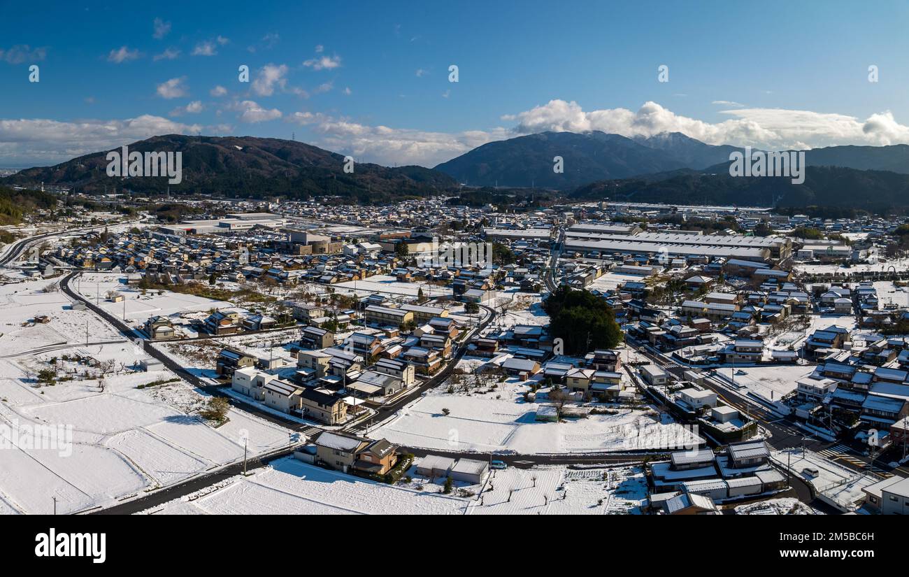 Luftaufnahme der Häuser und Felder von Sekigahara im Winterschnee Stockfoto