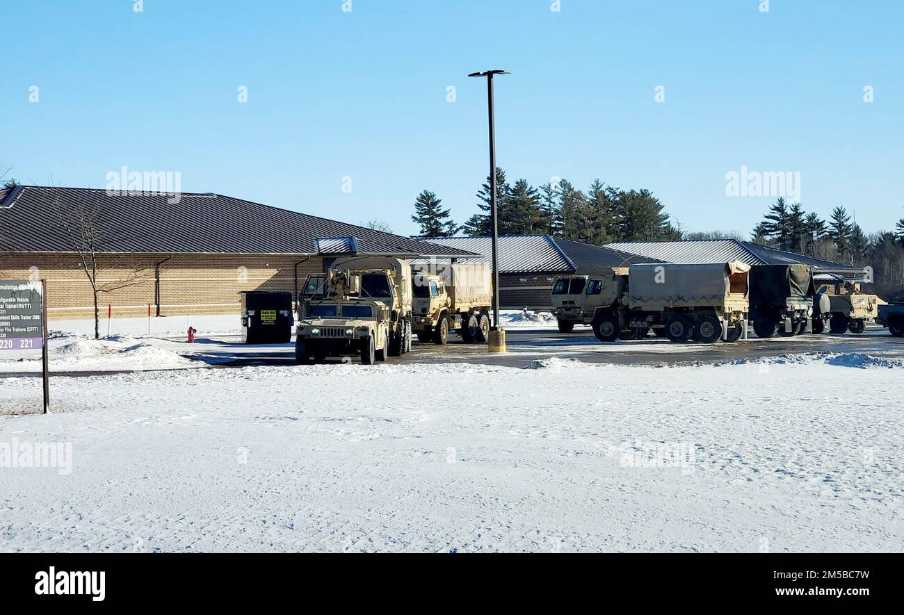 Soldaten auf dem Posten für die Ausbildung bereiten sich auf einen Konvoi vor, 19. Februar 2022, in Fort McCoy, Wisconsin. Der Betrieb war Teil der Wochenendschulung bei der Installation. Das Motto von Fort McCoy lautet „Total Force Training Center“. Im Herzen des oberen Mittleren Westens gelegen, ist Fort McCoy das einzige US-amerikanische Unternehmen Armee-Einrichtung in Wisconsin. Seit 1984 bietet die Anlage Unterstützung und Einrichtungen für die Schulung von mehr als 100.000 Militärangehörigen aus allen Bereichen im Feld und im Unterricht. Weitere Informationen zu Fort McCoy finden Sie online unter https://home.army.mil/mccoy auf Facebook Stockfoto