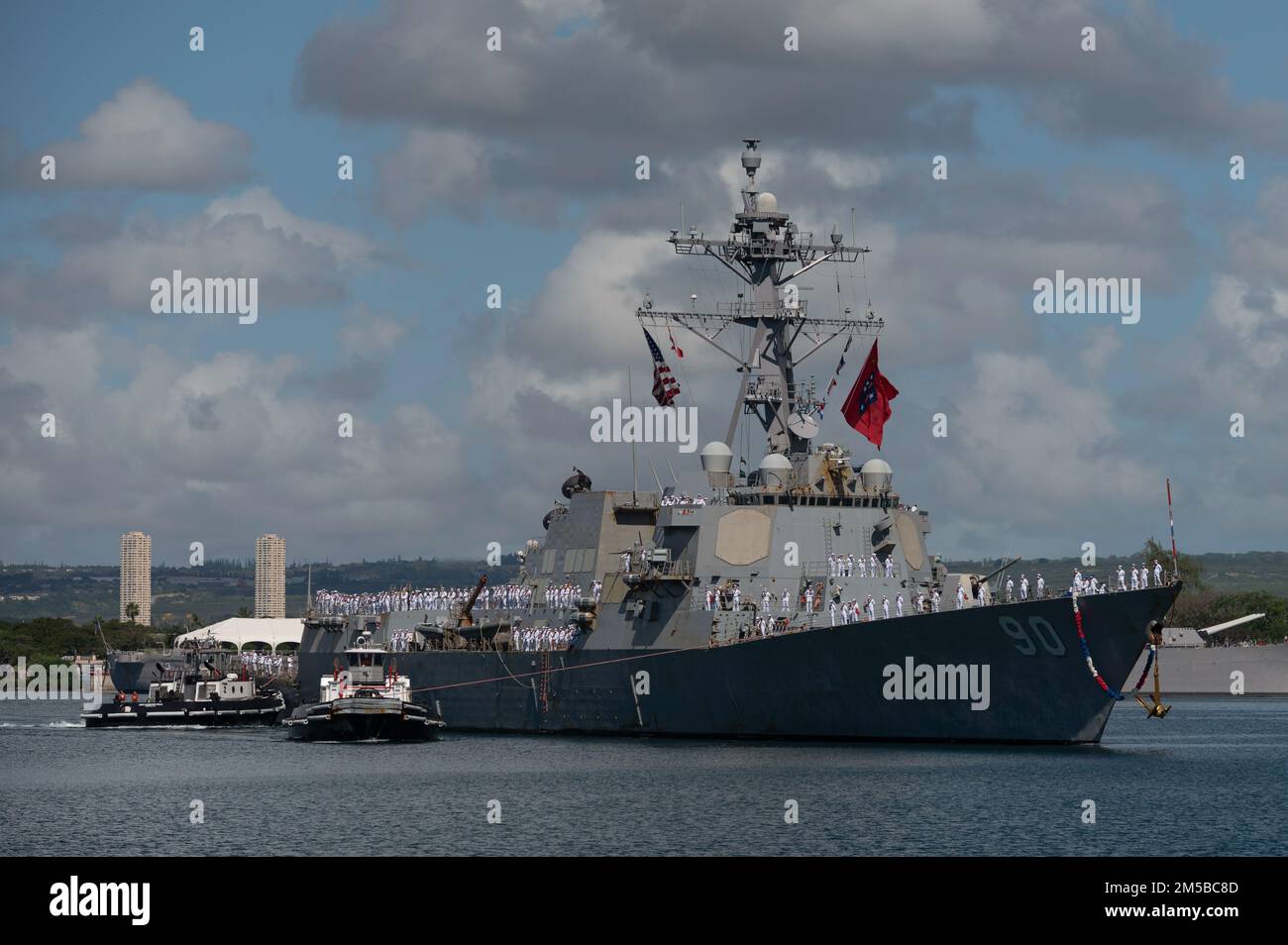 220219-N-KR702-0044 JOINT BASE PEARL HARBOR HICKAM (19. Februar 2022) Arleigh Burke-Class Guided-Missile Destroyer USS Chafee (DDG 90), Teil der Carl Vinson Carrier Strike Group, kehrt nach einem achtmonatigen Einsatz in US-Flotten der Klassen 3. und 7. zur Joint Base Pearl Harbor-Hickam am am am, 19. Februar, zurück. Die Angriffsgruppe hat sich an der Seite zahlreicher Partner, Verbündeter und Trägerstreikgruppen in stark navigierten Gewässern, einschließlich des Südchinesischen Meeres und des Philippinischen Meeres, eingesetzt, um die regionale Stabilität und ein freies und offenes Indopazifik zu unterstützen Stockfoto