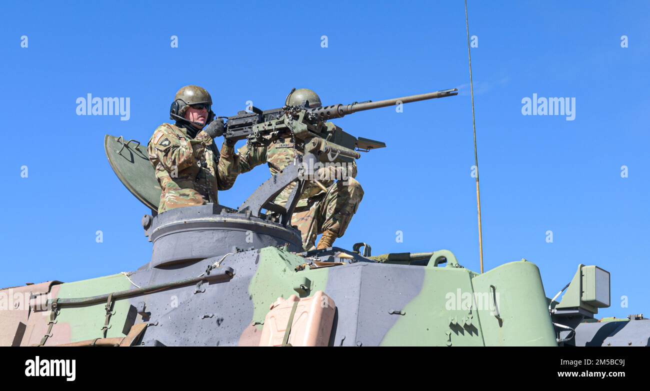 USA Soldaten der Nationalgarde mit dem 1-178. Feldartillerie-Bataillon, 263. Army Air Missile Defense Command, South Carolina National Guard, führen am 19. Februar 2022 eine Feuerübung durch, Fort Jackson, South Carolina. Die Veranstaltung konzentrierte sich auf den Einsatz von Waffen, die von der Besatzung bedient werden, für Einsätze auf- und abgesegneter Schiffe und auf die Kampfbereitschaft der Einheit insgesamt. Stockfoto