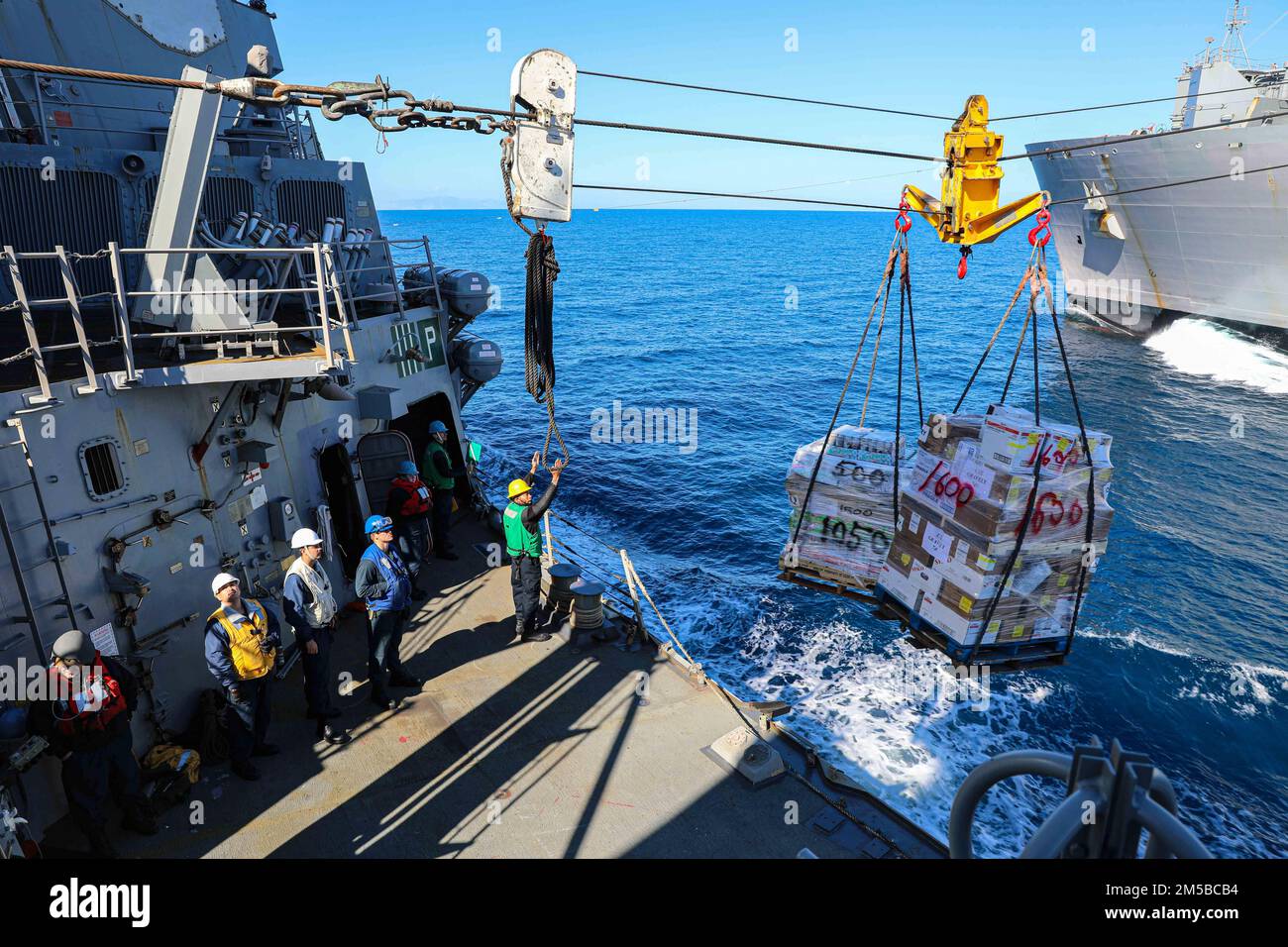 220219-N-ED646-0087- MITTELMEER (19. Februar 2022) Seeleute an Bord des Arleigh Burke-Class Guided-Missile Destroyer USS Gravely (DDG 107) erhalten Paletten von Trockenfracht- und Munitionsschiffen USNS Robert E. Peary (T-AKE-5) während einer Wiederauffüllung auf See am 19. Februar 2022. Gravely wird mit der Harry S. Truman Carrier Strike Group zu einem geplanten Einsatz in den USA eingesetzt Sechstes Flottengebiet zur Unterstützung von Marineeinsätzen zur Aufrechterhaltung der maritimen Stabilität und Sicherheit und zur Verteidigung der Interessen der USA, Verbündeten und Partner in Europa und Afrika. Stockfoto