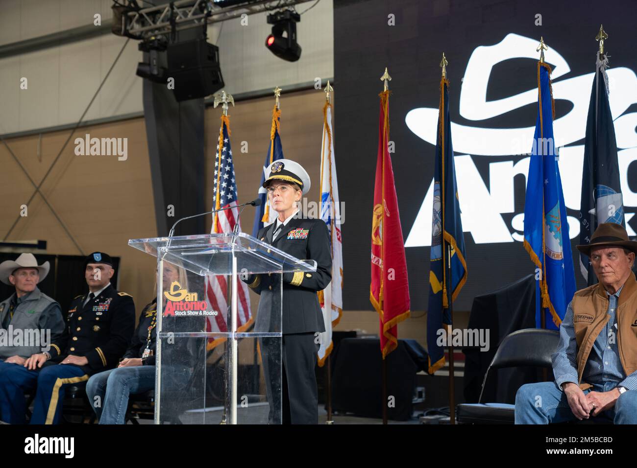 220219-N-IR096-0096 SAN ANTONIO (19. Feb. 2022) Rear ADM. Cynthia Kuehner, Commander, Naval Medical Forces Support Command, hält während einer Einführungszeremonie auf der San Antonio Stock Show and Rodeo eine Rede. Stockfoto