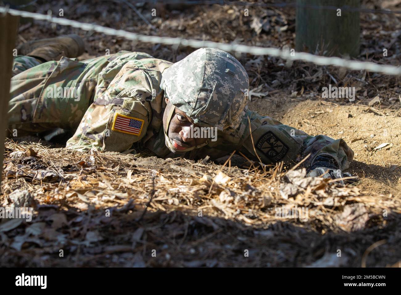 Cadet Deondre Vauters, Virginia State University, krabbelt bei der 4. Brigade Army ROTC Ranger Challenge am 19. Februar 2022 durch das Low Wire Hindernis. Die Kadettenmannschaften trafen sich in Fort A.P. Hill, VA, muss während der gesamten Herausforderung sowohl körperlich als auch geistig getestet werden. Das Hindernisparadies bestand aus 12 Hindernissen für Cadet, bevor sie zu ihrem nächsten Ereignis – Tactical Combat Casualty Care (TCCC) – übergehen konnten. | Foto: Sarah Windmueller, USA Militärkadett-Kommando Öffentliche Angelegenheiten Stockfoto