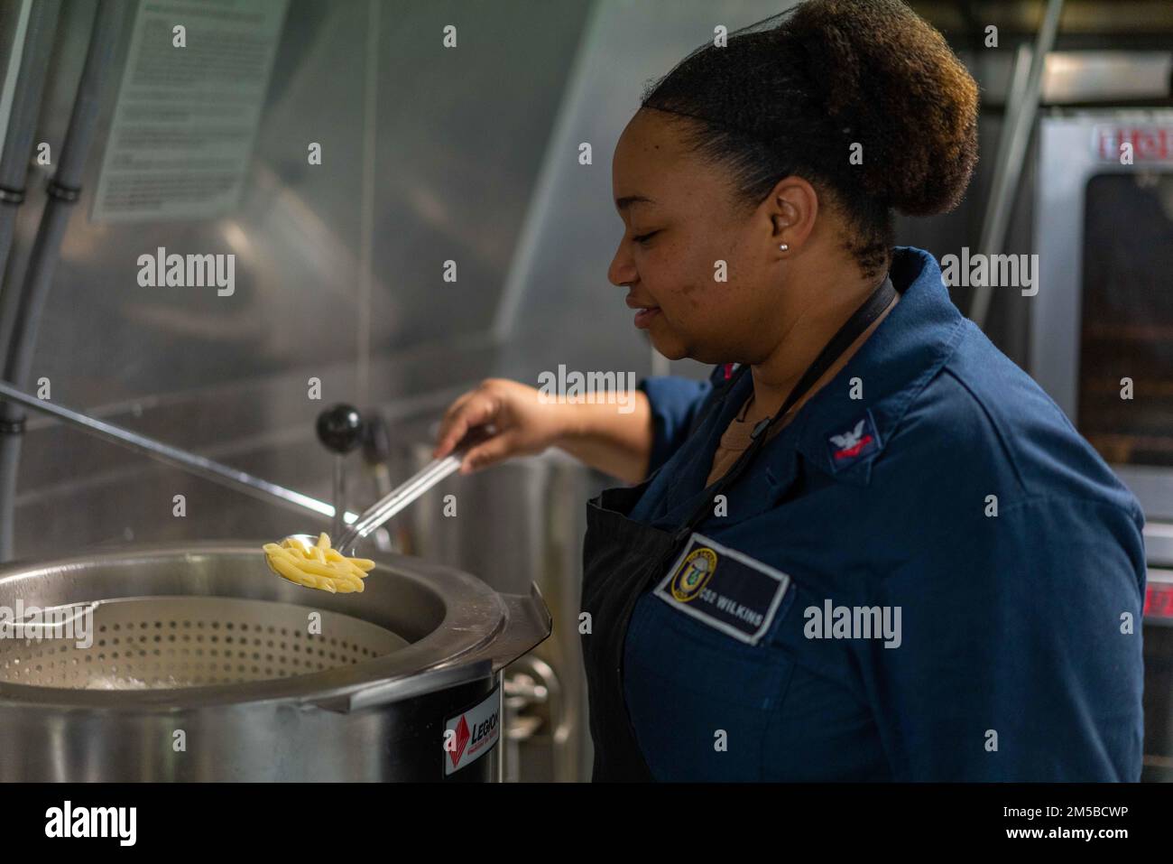 220219-N-FA490-1179 SAN BERNARDINO STRAIT (19. Februar 2022) – Culinary Specialist 2. Class Crystal Wilkins aus Jackson, Mississippi, bereitet während des Routineeinsatzes in der Küche des kleinen Kampfschiffs USS Jackson (LCS 6) der Independence-Variante Pasta zu. Am Destroyer-Geschwader (DESRON) 7 beteiligt, befindet sich Jackson im Rotationseinsatz im US-7.-Flottengebiet, um die Sicherheit und Stabilität in der Region zu unterstützen. Und mit den alliierten und Partnerschifffahrtsleuten zusammenzuarbeiten, um die Sicherheit und Stabilität des Seeverkehrs zu gewährleisten, die Grundpfeiler eines freien und offenen Indopazifiks. Stockfoto