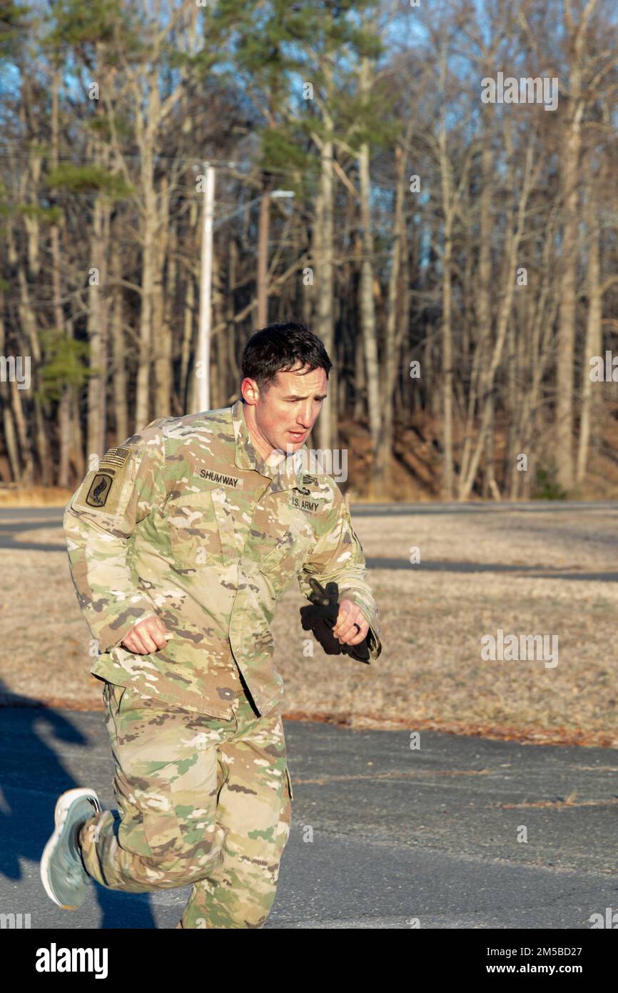 Cadet Nicholas Shumway, Campbell Battalion, läuft 3 km, um den Army Combat Fitness Test zu beenden, das erste Ereignis der Brigade Army ROTC Ranger Challenge 4., Fort A.P. Hill, Virginia, 19. Februar 2022. 37 Teams nahmen am Sandhurst Military Skills Competition Teil, der im April auf der West Point Military Academy stattfindet. | Foto von Amy Turner, USACC Public Affairs Stockfoto