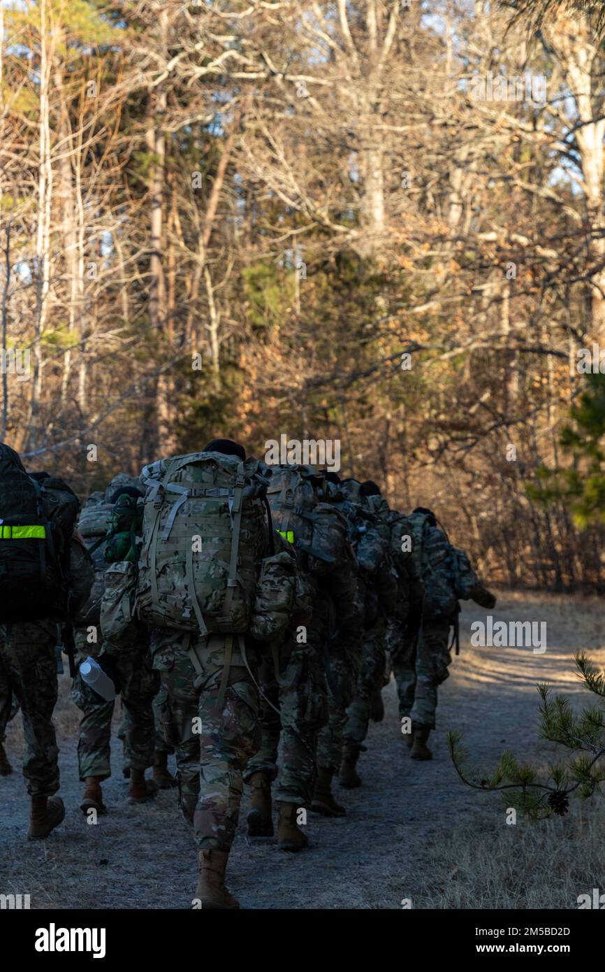 Die Kadetten der Universität Richmond beginnen ihre erste Etappe des rucksmarschs, bis zum Ende der 4. stattfindenden Brigade Army ROTC Ranger Challenge Cadets etwa 13 Meilen zwischen den Veranstaltungen in Fort A.P. Hill, Virginia, 19. Februar 2022. Siebenunddreißig Teams nahmen am Sandhurst Military Skills Competition Teil, der im April auf der West Point Military Academy stattfindet. | Foto von Amy Turner, USACC Public Affairs Stockfoto