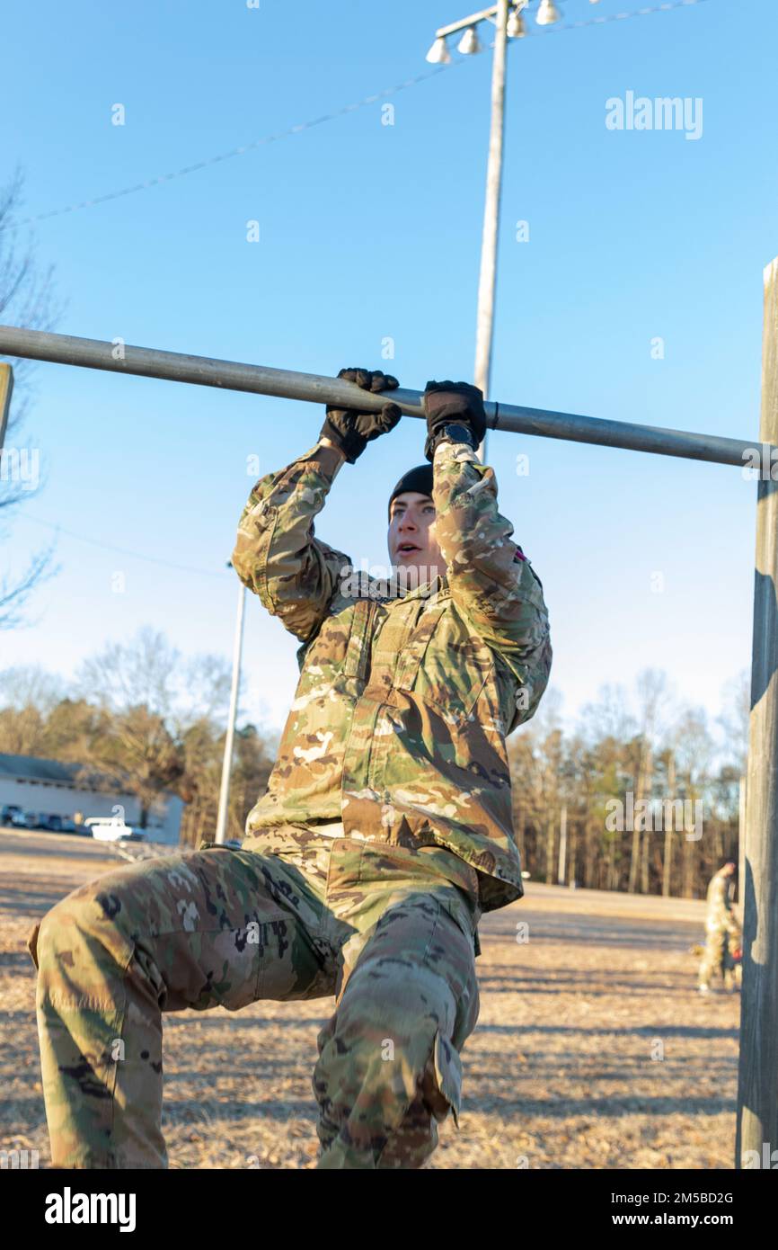 Cadet Samuel Swofford, Duke University, macht Beintucks, Teil des Army Combat Fitness Tests, das erste Ereignis der Brigade Army ROTC Ranger Challenge 4., Fort A.P. Hill, Virginia, 19. Februar 2022. 37 Teams nahmen am Sandhurst Military Skills Competition Teil, der im April auf der West Point Military Academy stattfindet. | Foto von Amy Turner, USACC Public Affairs Stockfoto