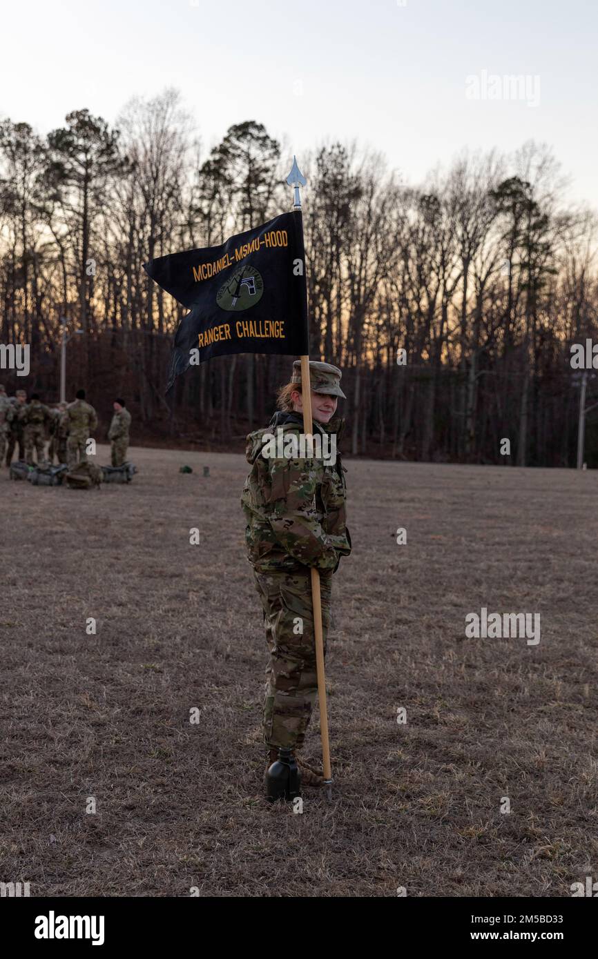 Cadet Victoria Arnold, McDaniel College, sorgt für die Sicherheit ihres Team-Guidons, während ihr Team die taktische Kampfnotfallversorgung der Brigade Army ROTC Ranger Challenge 4., Fort A.P. abschließt Hill, Virginia, 19. Februar 2022. | Foto von Amy Turner, USACC Public Affairs Stockfoto