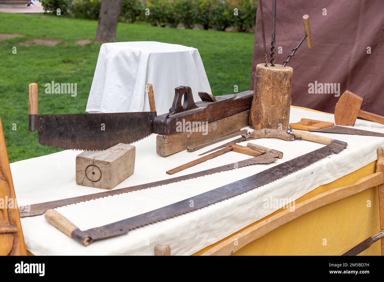 Horizontalansicht eines Aussenstilllebens mit Werkzeugen, die von handwerklichen Schreinern für die Holzbearbeitung verwendet werden. Werkzeuge für handwerkliche Holzarbeiten Stockfoto