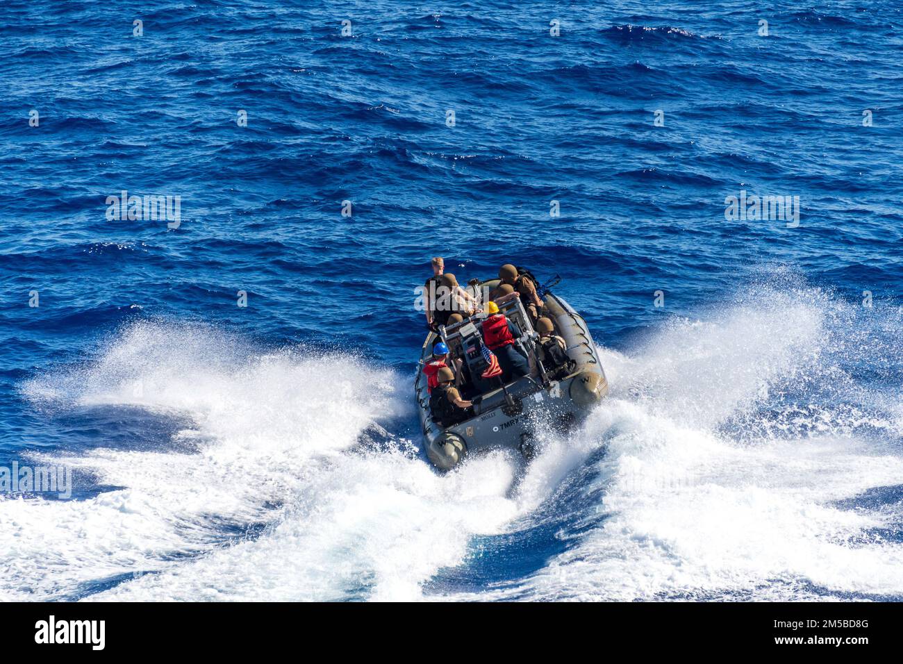 Lpd Rhib 220218-N-VQ947-1123 PAZIFIK (18. Februar 2022) – Seeleute führen eine ...