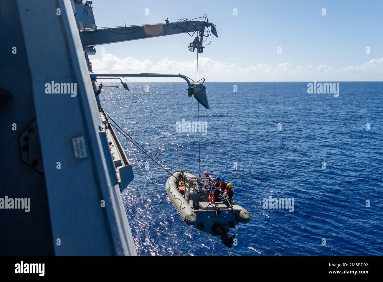 220218-N-VQ947-1137 PAZIFIK (18. Februar 2022) – Matrosen Bergen ein starres RHIB (Rumpf-Schlauchboot) während einer Mann-über-Bord-Übung an der Amphibien-Transportanlage der San Antonio-Klasse USS Portland (LPD 27), 18. Februar 2022. Matrosen und Marines der Essex Amphibious Ready Group (ARG) und der 11. Marine Expeditionary Unit (MEU) führen derzeit Routineeinsätze in der US-3.-Flotte durch. Stockfoto