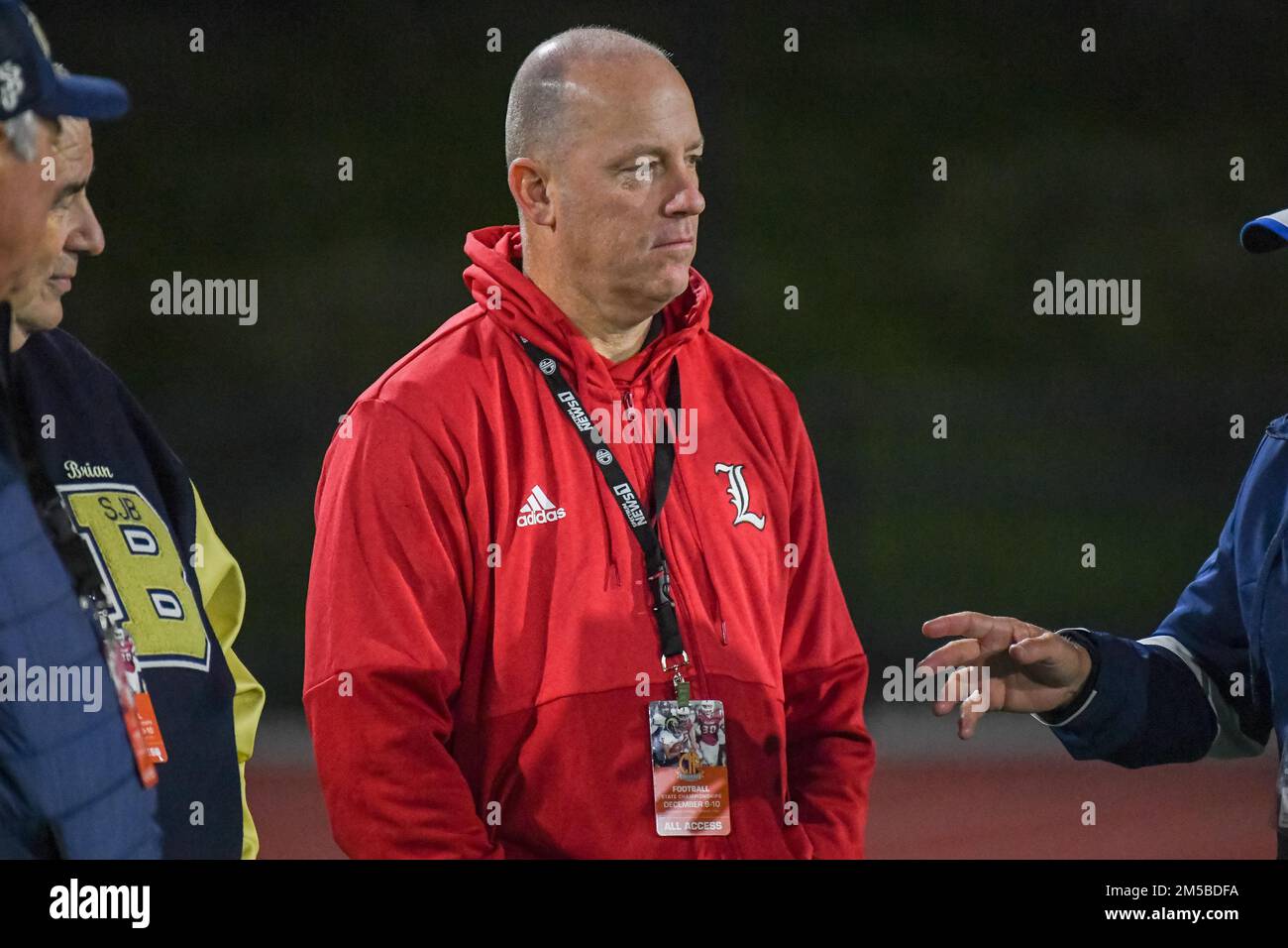 Jeff Brohm, Cheftrainer der Louisville Cardinals, nimmt am Samstag, den 10. Dez., am 2022. CIF Open Division High School Football State Championship Game Teil, 2022 in Stockfoto