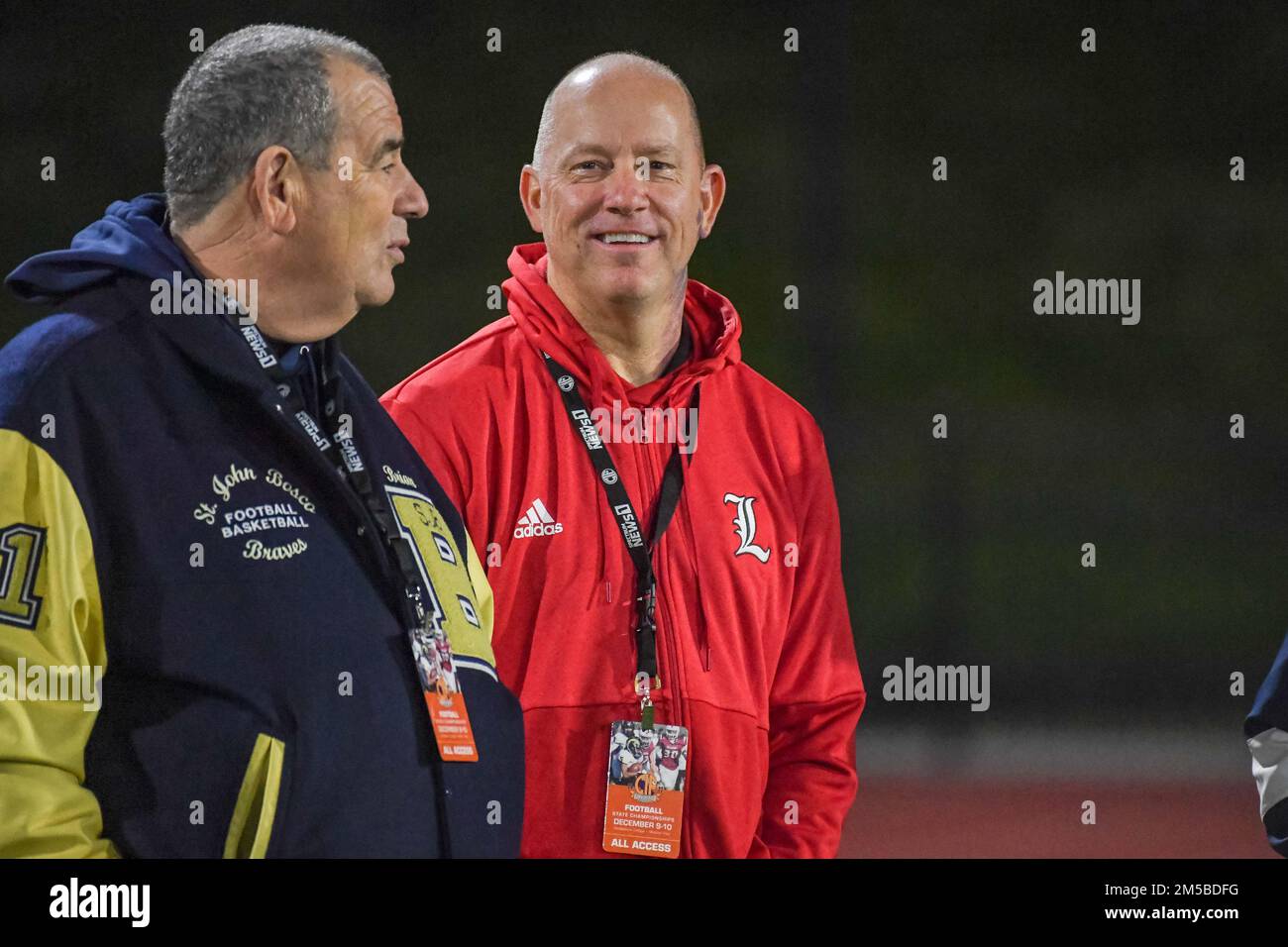 Jeff Brohm, Cheftrainer der Louisville Cardinals, nimmt am Samstag, den 10. Dez., am 2022. CIF Open Division High School Football State Championship Game Teil, 2022 in Stockfoto