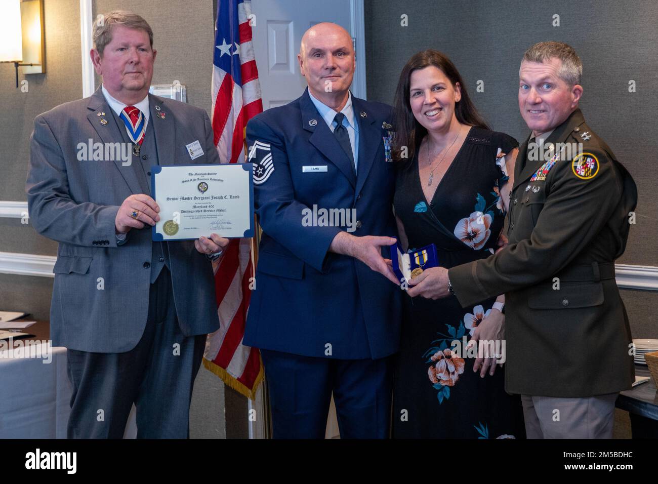 Die Maryland Society of the Sons of the American Revolution überreichte die Maryland 400 Distinguished Service Medal an Senior Master Sgt. Joseph Lamb von der Maryland Air National Guard auf einer Veranstaltung in Phoenix, Md., am 19. Februar 2022. USA Generalmajor Timothy Gowen, Generaladjutant von Maryland, sprach auf der Veranstaltung. Stockfoto