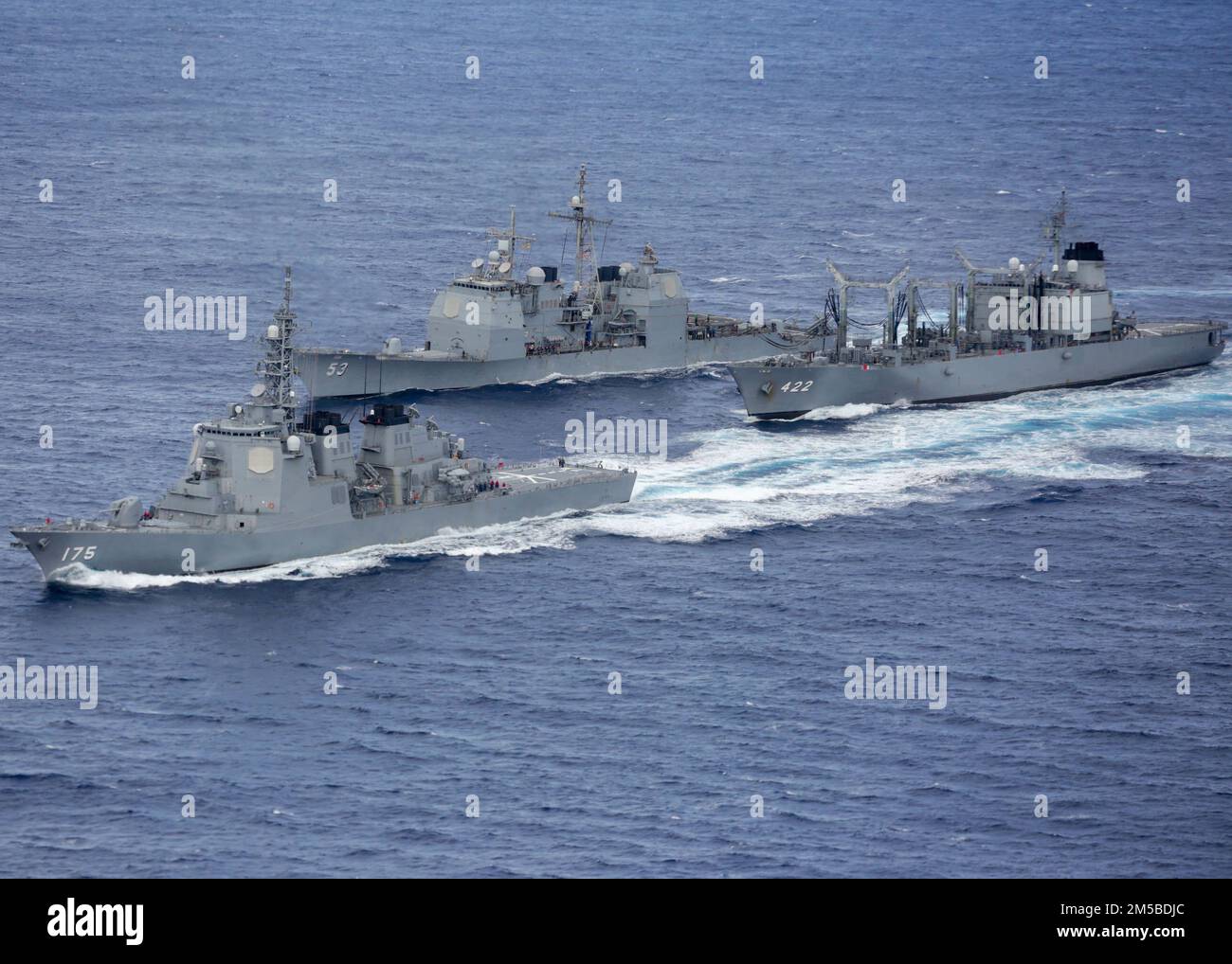 PHILIPPINE SEA (20. Februar 2022) Japan Maritime Self-Defense Force (JMSDF) Nachfüllöler der Towada-Klasse JS Towada (AOE 422), rechts, betankt den Guided-Raketenkreuzer der Ticonderoga-Klasse USS Mobile Bay (CG 53), TOP, während JMSDF Guided-Raketenzerstörer JS Myoko (DDG 175) wegsegelt. Die Abraham Lincoln Strike Group befindet sich in einem geplanten Einsatz im US-7.-Flottenbereich, um die Interoperabilität durch Allianzen und Partnerschaften zu verbessern und gleichzeitig als einsatzbereite Truppe zur Unterstützung einer freien und offenen Region Indo-Pacific zu fungieren. Stockfoto