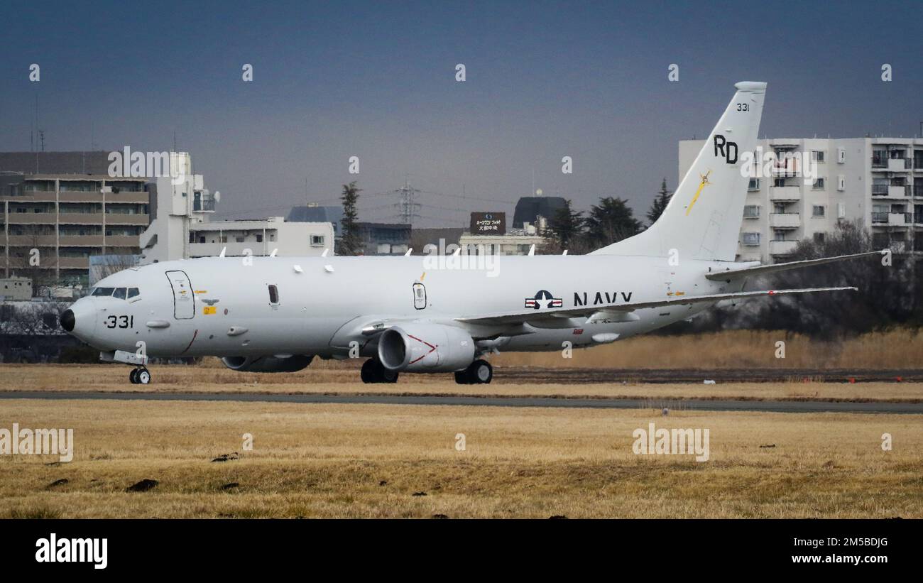 MARINE AIR FACILITY ATSUGI, Japan (20. Februar 2022) – A P-8A Poseidon, zugeteilt an die „Golden Swordsmen“ der Patrouillenstaffel (VP) 47, Taxis nach der Landung auf der Fluglinie am Naval Air Facility (NAF) Atsugi, Japan, 20. Februar 2022. VP-47 ist derzeit in der NAF Misawa, Japan, stationiert und führt Seepatrouillen, Aufklärungs- und Theateraufklärungsoperationen innerhalb des US-7.-Flottengebiets (C7F) durch, um den Befehlshaber, die Task Force 72, C7F und die USA zu unterstützen Ziele des Kommandos Indo-Pazifik in der gesamten Region. Stockfoto