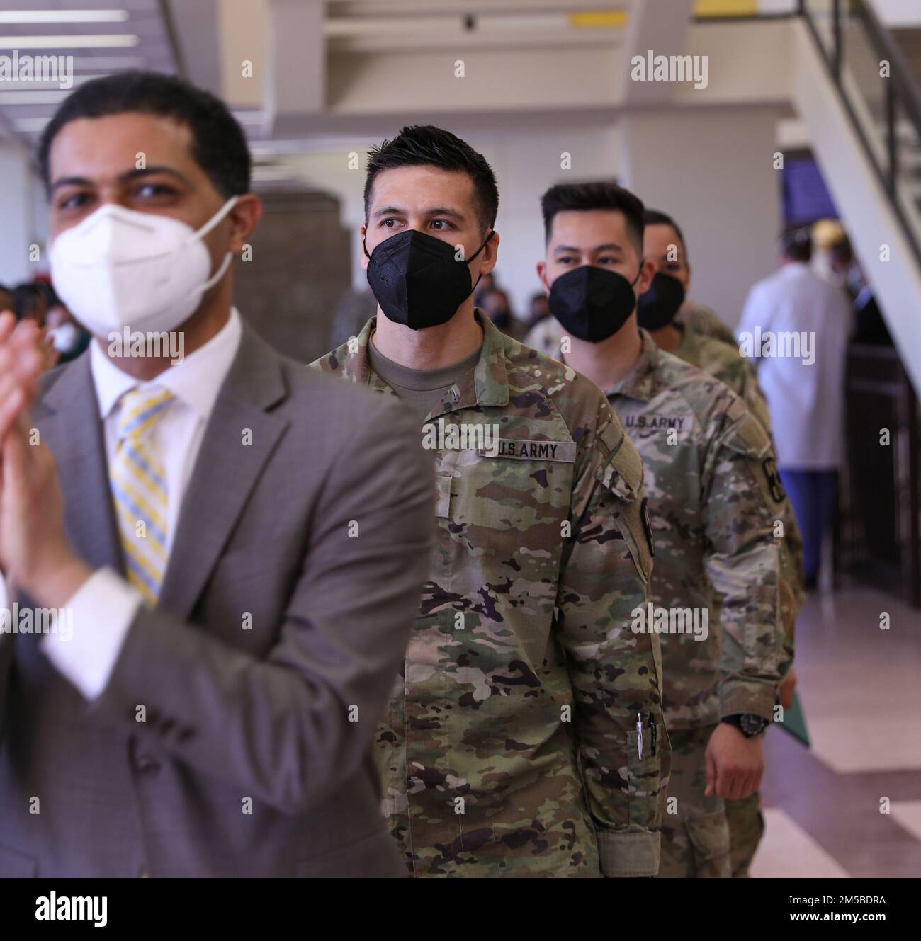NEWARK, N.J. - USA Die Mitglieder des medizinischen Teams der Armee werden nach einer Preisverleihung im Universitätskrankenhaus in Newark, New Jersey, am 21. Februar 2022 ausgeplappert. USA Nördliches Kommando, durch die USA Army North ist nach wie vor entschlossen, das Verteidigungsministerium flexibel bei der COVID-Reaktion der gesamten Regierung zu unterstützen. Stockfoto