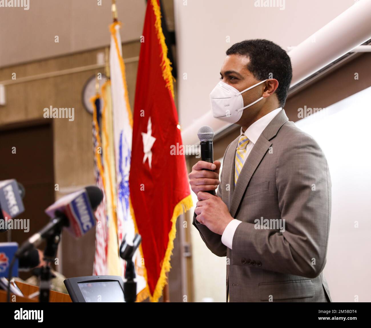 NEWARK, N.J. - Dr. Shereef Elnahal, Präsident und CEO des Newark University Hospital, lobt medizinisches Personal des Militärs, nachdem es die COVID-Response-Operationen am Universitätskrankenhaus Newark, New Jersey, 30 Tage lang unterstützt hat, am 21. Februar 2022. USA Nördliches Kommando, durch die USA Army North ist nach wie vor entschlossen, das Verteidigungsministerium flexibel bei der COVID-Reaktion der gesamten Regierung zu unterstützen. Stockfoto