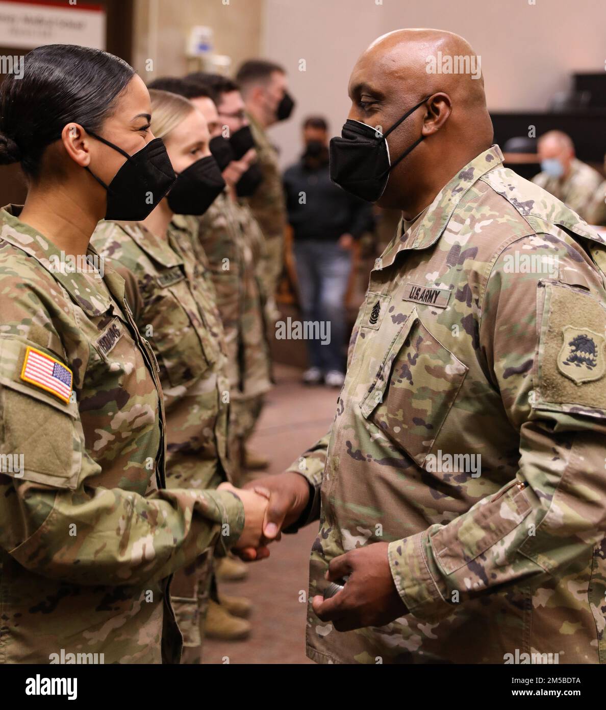 NEWARK, N.J. - USA Generalmajor des Militärkommandos Earnest Williams, Generalkommando Major präsentiert am 21. Februar 2022 im Universitätskrankenhaus Newark, New Jersey, die Münzen für die Herausforderung des Militärpersonals. USA Nördliches Kommando, durch die USA Army North ist nach wie vor entschlossen, das Verteidigungsministerium flexibel bei der COVID-Reaktion der gesamten Regierung zu unterstützen. Stockfoto