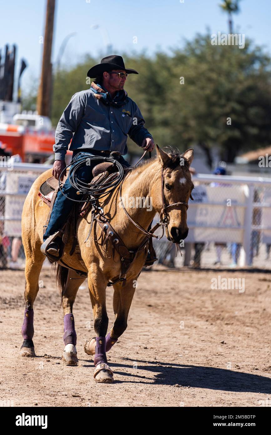 USA Marines von der Umspannstation North und South Tucson zeigen ihre Unterstützung beim jährlichen Tucson Rodeo am 20. Februar 2022 in Tucson, Arizona. Das Tucson Rodeo findet jedes Jahr statt und zeigt Bullenreiten, Bareback- und Sattelreiten, Steer-Wrestling, Team und Zurrkragen. Stockfoto