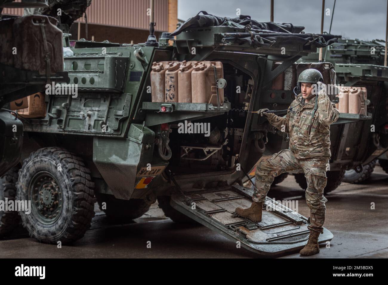 EIN US-AMERIKANISCHER Soldat der 3. Staffel, 2D. Kavallerie-Regiment, führt eine Kommunikationsprüfung durch, bevor er am 20. Februar 2022 auf eine taktische Straße marschiert. 2CR unternimmt einen taktischen wintermarsch über 1500 km von Deutschland nach Lettland, um seine Fähigkeit zu demonstrieren, sich in einem strengen Umfeld einzusetzen, multinationale Beziehungen zu fördern und die Interoperabilität mit seinen NATO-Verbündeten und -Partnern zu verbessern. Stockfoto