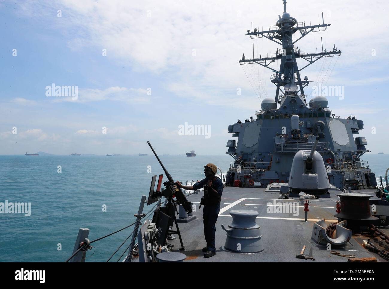 MALLACA STRAIT (20. Februar 2022) Gunner’s Mate Seaman Amari Mayfield, College Station, Texas, mans, die .50. Kal.-Mount am Föhn des Arleigh Burke-Class Guided-Missile Destroyer USS Fitzgerald (DDG 62). Fitzgerald ist im 7.-Flottenbereich der USA geplant, um die Interoperabilität mit Allianzen und Partnerschaften zu verbessern und gleichzeitig als einsatzbereite Einsatztruppe zur Unterstützung einer freien und offenen Region Indo-Pazifik zu fungieren. Stockfoto