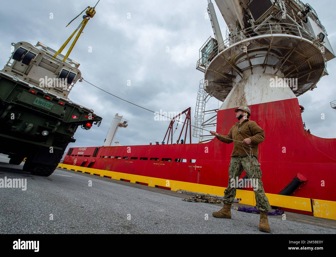 OKINAWA, Japan (20. Februar 2022) Ausrüstungsbetreiber 1. Klasse Michael Nadeau, dem Naval Mobile Construction Battalion (NMCB) 3 zugeteilt, transportiert Ausrüstung in die USA Navy-Contracted Diving Support vessel (DSCV) Picasso zur Unterstützung der Bergung des F-35C Lightning II Aircraft, das während Routineflugeinsätzen im Südchinesischen Meer abstürzte, Januar 24. NMCB-3 wird dem Befehlshaber der Task Force (CTF) 75 zugewiesen. Die CTF 75 und die NAVSEA-Aufsichtsbehörde für Bergung und Tauchen (SUPSALV) besteigen Picasso, um die sichere Bergung des Flugzeugs zu überwachen. Stockfoto