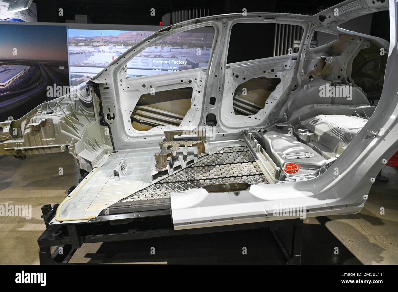 Detaillierte Ansicht des Tesla 4680-Akkupacks für das Tesla Model Y auf der Ausstellung „Inside Tesla“ im Petersen Automotive Museum am Dienstag, Dezember Stockfoto