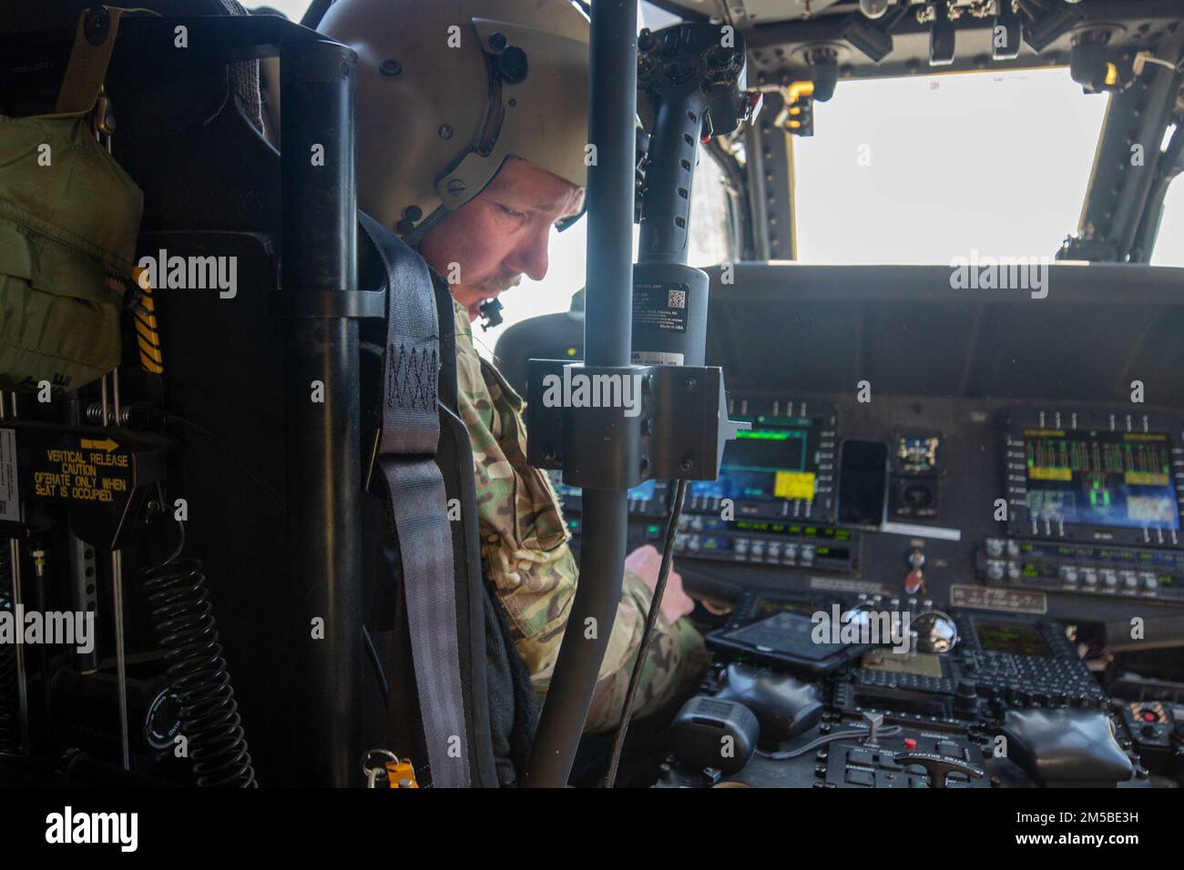 Chief Warrant Officer 2 Matzdorf von Charlie Company, 2. Bataillon, 227. Aviation Regiment führt Kommunikationsprüfungen in ah HH-60 MEDEVAC Helikopter am Flugstützpunkt Stefanovikeio, Griechenland, am 21. Februar 2022 durch. Stockfoto