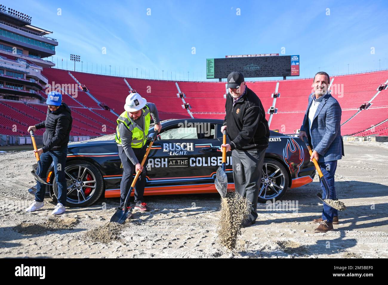 NASCAR-Fahrer Kyle Larson, Jeremy Casperson von NASCAR Design and Development, Kevin Daly, stellvertretender General Manager des Los Angeles Memorial Coliseums und Patrick Rogers, Vizepräsident des NASCAR Marketing Services, posieren mit Schaufeln während einer Spatenstich-Zeremonie für den NASCAR Clash am Donnerstag, den 13. Dezember 2022, im Kolosseum in Los Angeles. (Dylan Stewart/Bild des Sports) Stockfoto