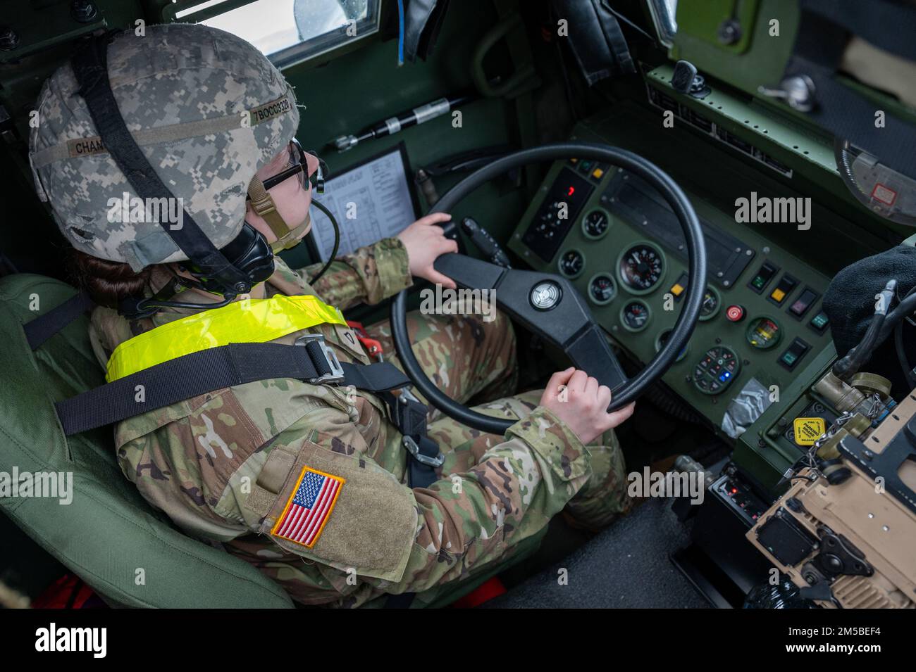 USA Carly Chance, ein High Mobility Artillery Raketensystem-Fahrer, zugewiesen zum 1. Bataillon, 94. Artillerie-Regiment, Joint Base Lewis-McChord, Washington, fährt ein HIMARS in Vorbereitung auf ARCTIC EDGE 22, 21. Februar 2022, auf der Joint Base Elmendorf-Richardson, Alaska. HIMARS ist ein Raketenwerfer mit Rädern, der eine vielseitige Mischung aus Präzisionsmunition für mehr Feuerkraft mit weniger Arbeitskräften liefert. Dieses Waffensystem soll im Rahmen der AE 22 getestet werden, einer Homeland Defense Übung, die Möglichkeiten bietet, die aktuellen Fähigkeiten zu verbessern und zukünftige Anwendungen von Kampfoperationen und Waffen zu testen Stockfoto