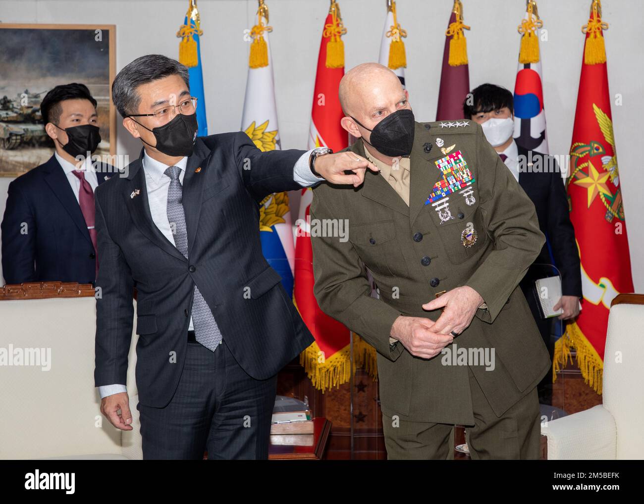 USA General David H. Berger, 38. Kommandant des Marine Corps, spricht mit Suh Wook, Minister der nationalen Verteidigung der Republik Korea, während eines Besuchs in Seoul, ROK, am 21. Februar 2022. Während des Besuchs trafen sie sich mit Marines und Führern in ganz Korea, um Partnerschaften und Bereitschaft in der Region zu erörtern. Stockfoto