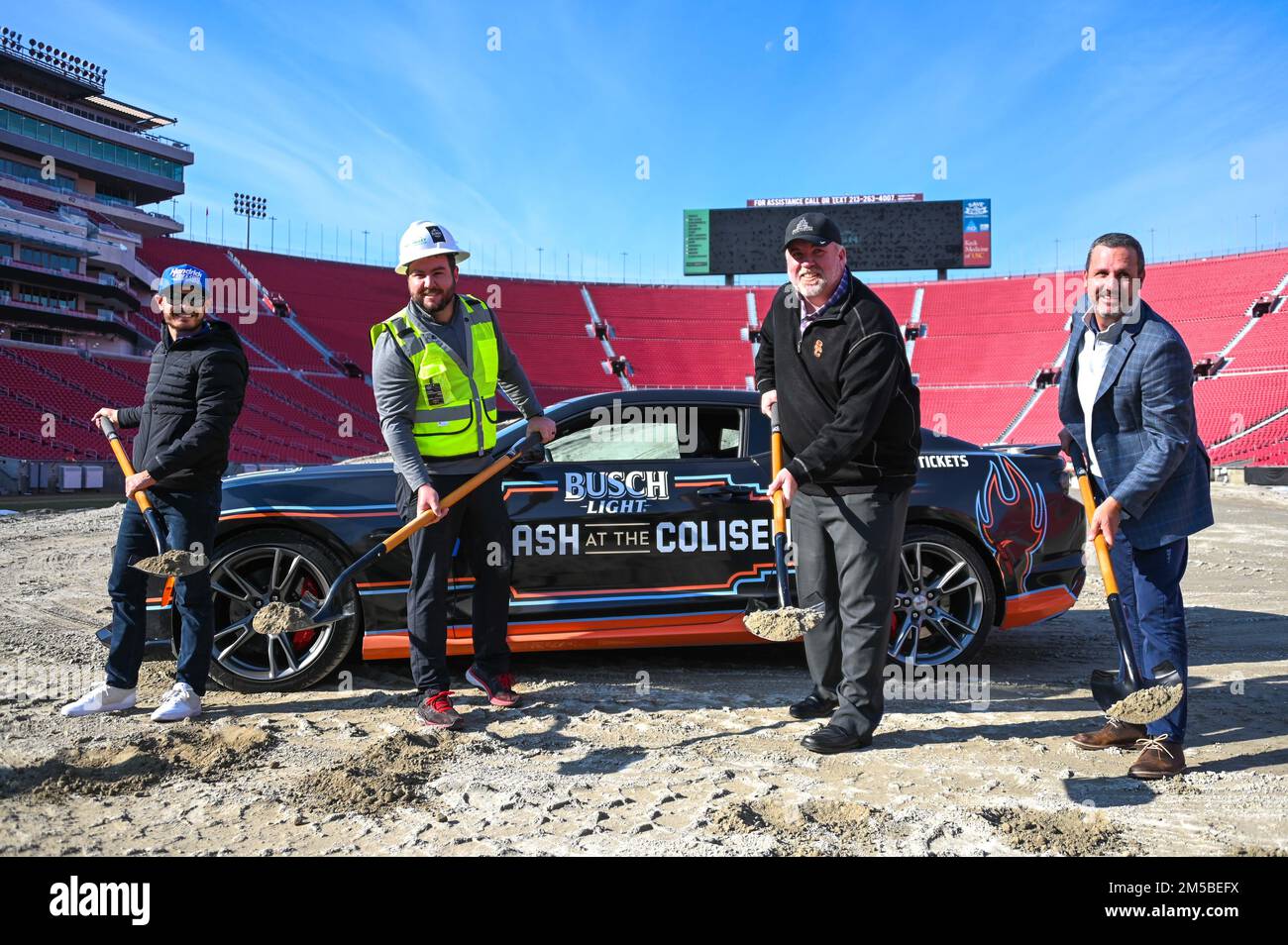 NASCAR-Fahrer Kyle Larson, Jeremy Casperson von NASCAR Design and Development, Kevin Daly, stellvertretender General Manager des Los Angeles Memorial Coliseums und Patrick Rogers, Vizepräsident des NASCAR Marketing Services, posieren mit Schaufeln während einer Spatenstich-Zeremonie für den NASCAR Clash am Donnerstag, den 13. Dezember 2022, im Kolosseum in Los Angeles. (Dylan Stewart/Bild des Sports) Stockfoto
