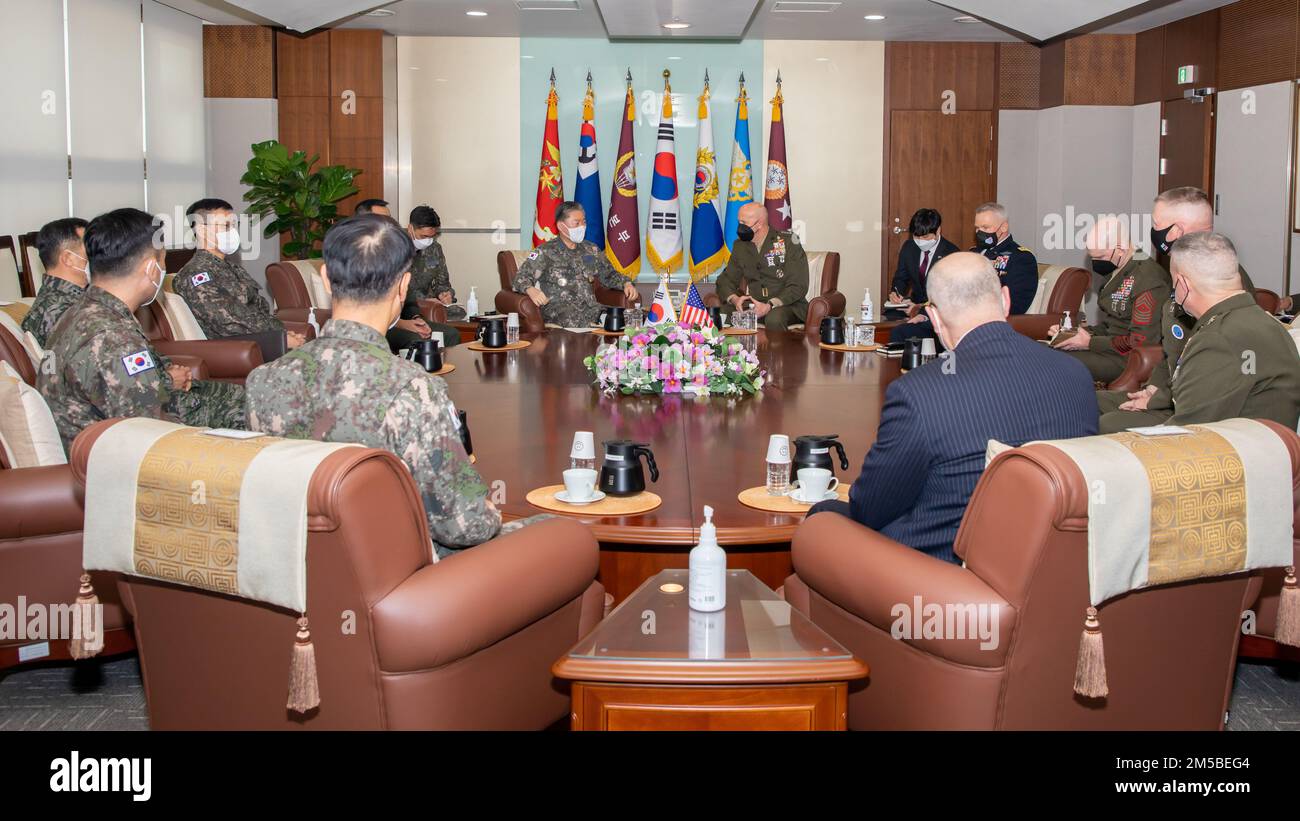 USA General des Marine Corps David H. Berger, der 38. Kommandant des Marine Corps, spricht mit dem General der Republik Korea. Won in-choul, ROK Joint Chiefs of Staff, während eines Besuchs in Seoul, ROK, am 21. Februar 2022. Während des Besuchs trafen sie sich mit Marines und Führern in ganz Korea, um Partnerschaften und Bereitschaft in der Region zu erörtern. Stockfoto