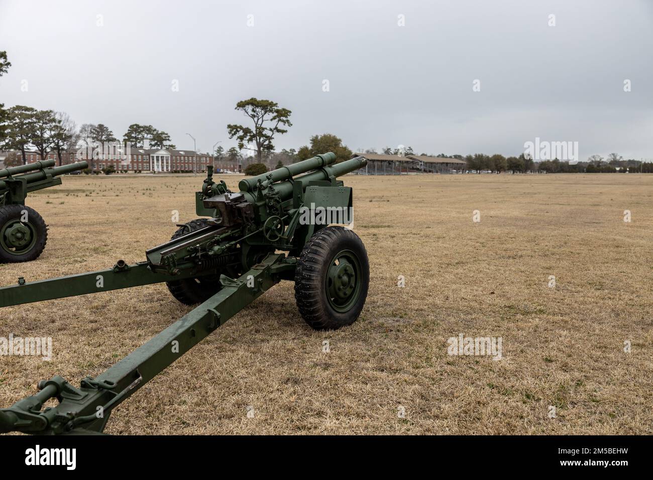 Eine 105mm-Kanone ist zum Abfeuern auf W.P.T. positioniert Hill Field vor einem 21-Schuss-Salut anlässlich des President's Day im Marine Corps Base Camp Lejeune, North Carolina, 21. Februar 2022. Die Zeremonie findet jährlich statt, bei der 105mm Kanonen 21 Mal im Abstand von fünf Sekunden abgefeuert werden. Stockfoto