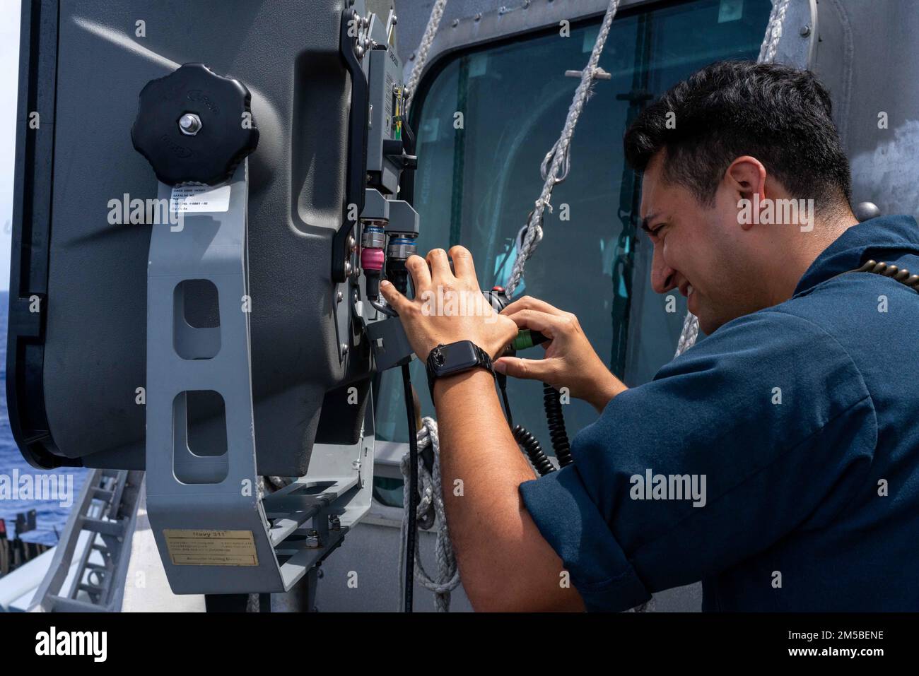 220221-N-FA490-1037 PHILIPPINE SEA (21. Februar 2022) –Chief Gunner’s Mate Ricardo Lopez, Chief Gunner’s Mate Ricardo Lopez aus Corpus Christi, Texas, dem kleinen Kampfschiff USS Jackson (LCS 6) zugeteilt, betreibt während einer kleinen Angriffsübung auf der Steuerbordbrücke von Jackson ein akustisches Langstreckengerät. In Verbindung mit der Destroyer-Staffel (DESRON) 7 befindet sich Jackson auf einem Rotationseinsatz in das US-Flottengebiet 7., um die Sicherheit und Stabilität in der Region zu unterstützen und mit den alliierten und Partnerschifffahrtsleuten zusammenzuarbeiten, um die Sicherheit der Seeschifffahrt und die Stecherde zu gewährleisten Stockfoto