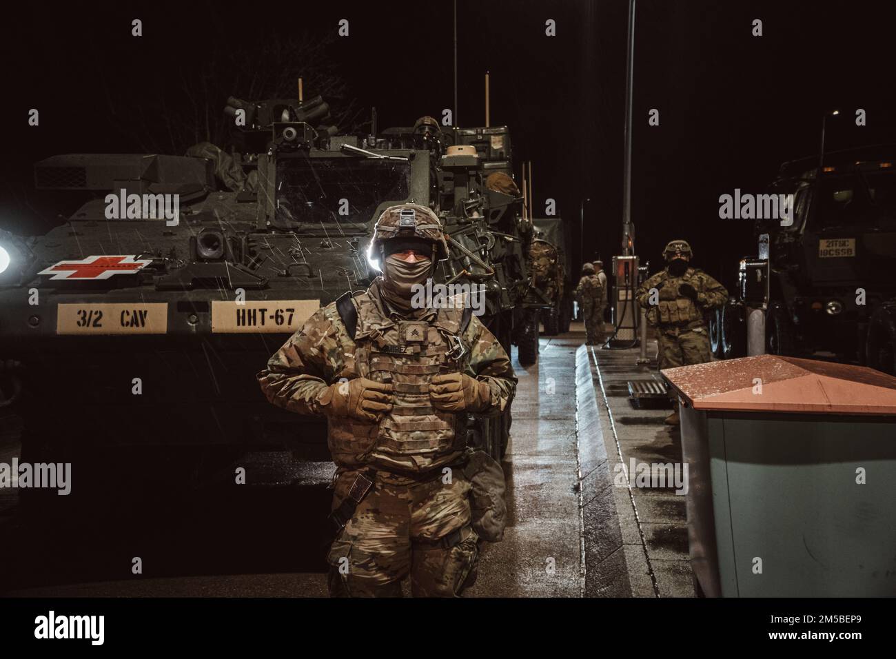 USA Soldaten der 3. Staffel, 2D. Kavallerie-Regiment, tanken ihre Fahrzeuge auf, während sie am 21. Februar 2022 auf einer taktischen Straße marschieren. 2CR unternimmt einen taktischen wintermarsch über 1500 km von Deutschland nach Lettland, um seine Fähigkeit zu demonstrieren, sich in einem strengen Umfeld einzusetzen, multinationale Beziehungen zu fördern und die Interoperabilität mit seinen NATO-Verbündeten und -Partnern zu verbessern. Stockfoto