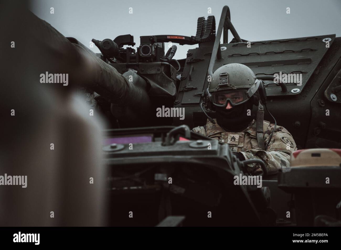 EIN US-AMERIKANISCHER Soldat der Armee, 3. Geschwader, 2D. Kavallerie-Regiment, bereitmachen zum Einsatz auf einer taktischen Straße am 21. Februar 2022. 2CR unternimmt einen taktischen wintermarsch über 1500 km von Deutschland nach Lettland, um seine Fähigkeit zu demonstrieren, sich in einem strengen Umfeld einzusetzen, multinationale Beziehungen zu fördern und die Interoperabilität mit seinen NATO-Verbündeten und -Partnern zu verbessern. Stockfoto