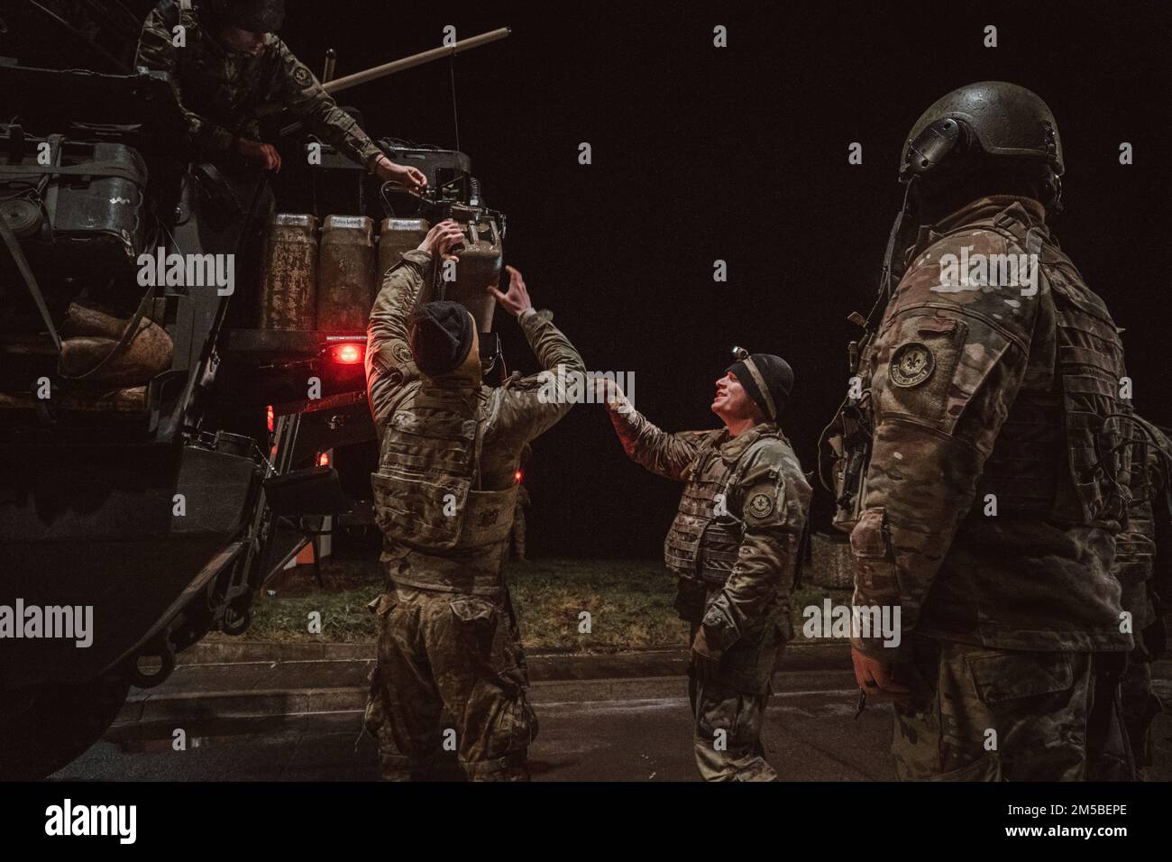 USA Soldaten der 3. Staffel, 2D. Kavallerie-Regiment, tanken ihre Fahrzeuge auf, während sie am 21. Februar 2022 auf einer taktischen Straße marschieren. 2CR unternimmt einen taktischen wintermarsch über 1500 km von Deutschland nach Lettland, um seine Fähigkeit zu demonstrieren, sich in einem strengen Umfeld einzusetzen, multinationale Beziehungen zu fördern und die Interoperabilität mit seinen NATO-Verbündeten und -Partnern zu verbessern. Stockfoto
