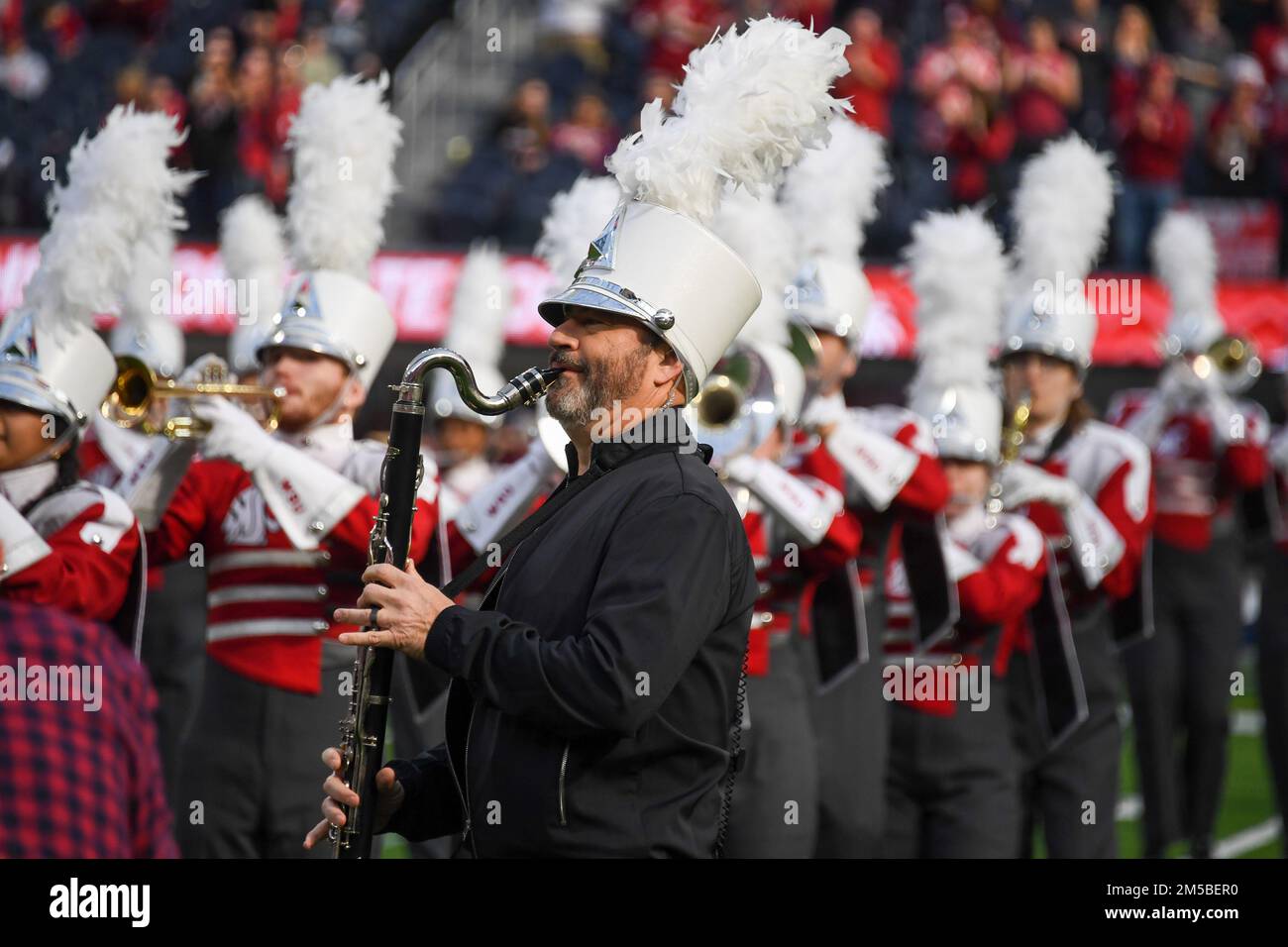 Jimmy Kimmel spielt ein Instrument mit der Washington State Cougars Band während des LA Bowl am Samstag, den 17. Dezember 2022 in Inglewood, Kalifornien Fresno Sta Stockfoto