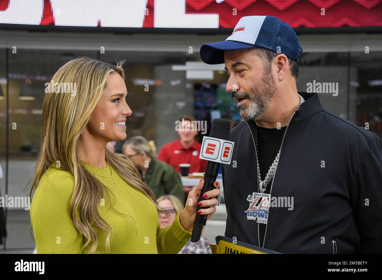 ESPN-Nebenreporterin Molly McGrath interviewt Jimmy Kimmel während des LA Bowl am Samstag, den 17. Dezember 2022, in Inglewood, Kalifornien Fresno State besiegt Stockfoto