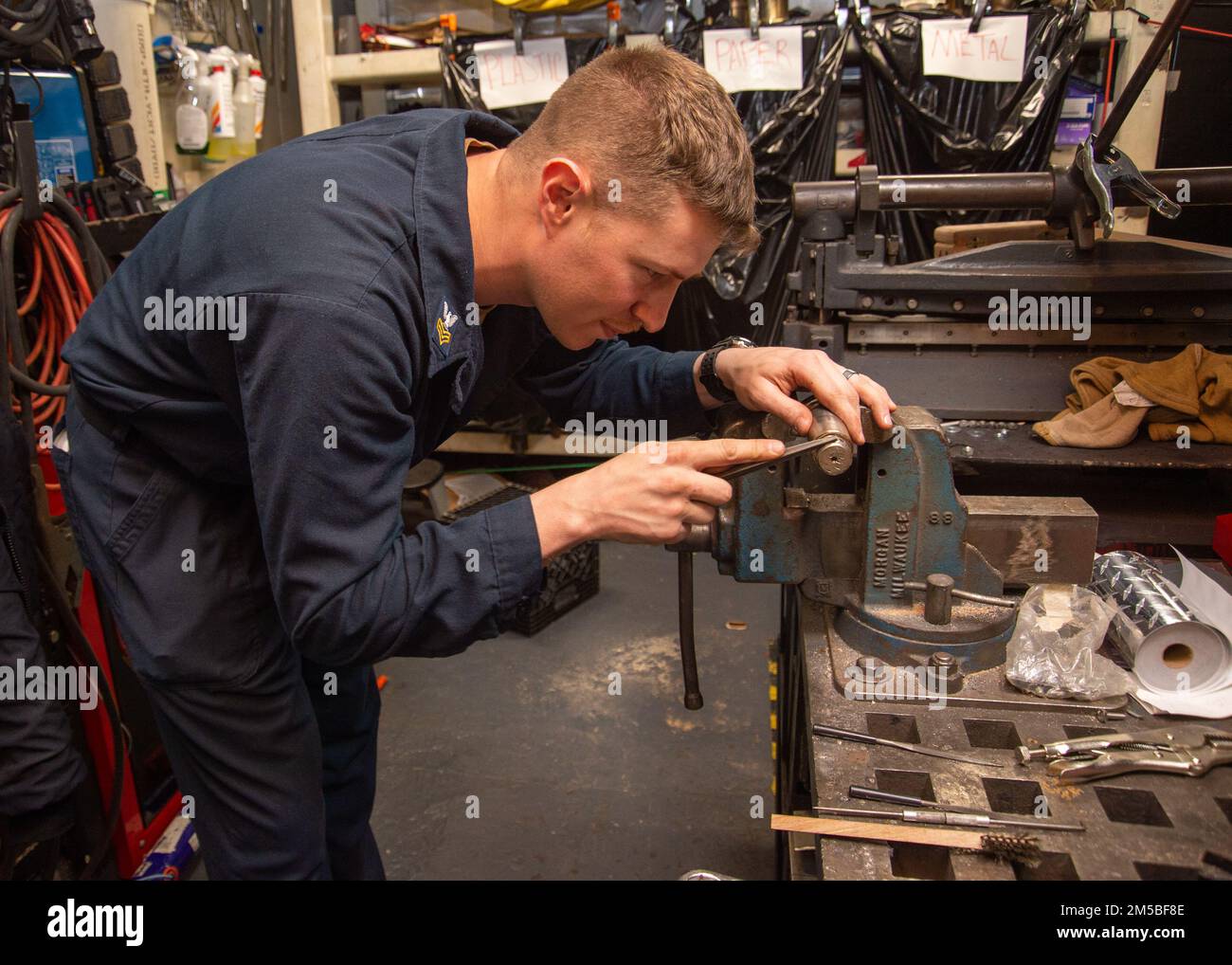 220221-N-EH998-1021 ATLANTIC OCEAN (Feb. 21,2022) Machinery Repair Repair man 1. Class William Schroeder legt während des Surface Warfare Advanced Tactical Training (SWATT) einen kaputten Bolzen an Bord der USS Farragut (DDG 99) an. Farragut ist Teil der Destroyer Squadron (DESRON) 26, die die Carrier Strike Group (CSG) 10 unterstützt. SWATT wird vom Naval Surface and Mine Warfighting Development Center (SMWDC) geleitet und soll die Kampffähigkeit, die Letalität und die Interoperabilität der teilnehmenden Einheiten verbessern. Stockfoto